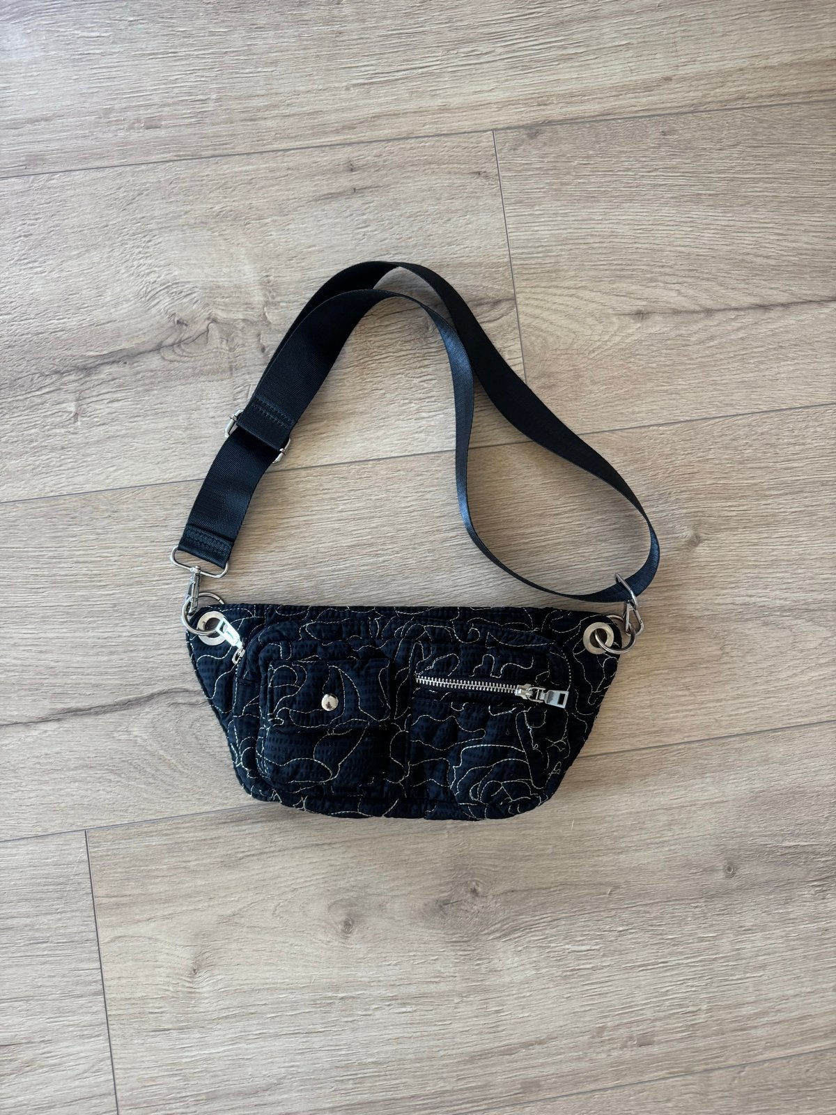 HVISK Schoudertasje - Zwart met patroon, Sieraden, Tassen en Uiterlijk, Tassen | Damestassen, Verzenden, Zo goed als nieuw, Zwart