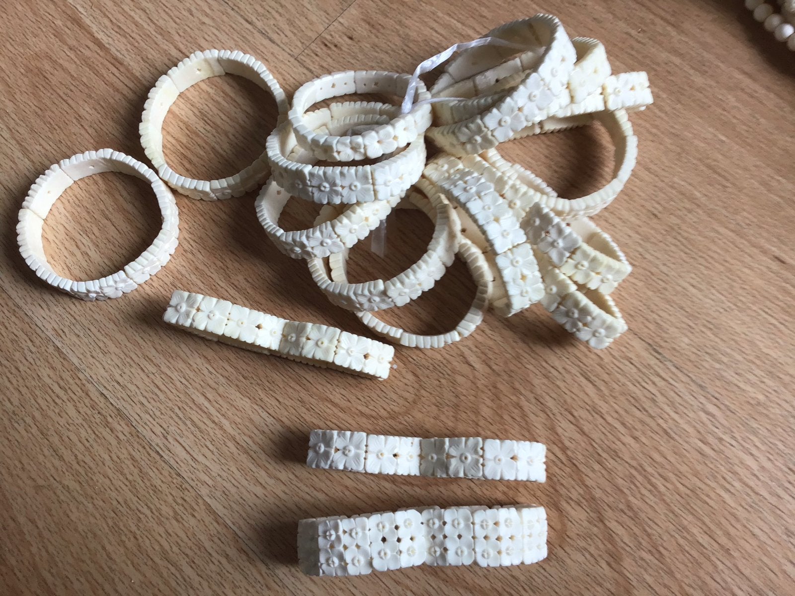 Unieke handgesneden kameelbotten armbanden - prijs per stuk, Ophalen of Verzenden, Gebruikt, Beige, Overige materialen