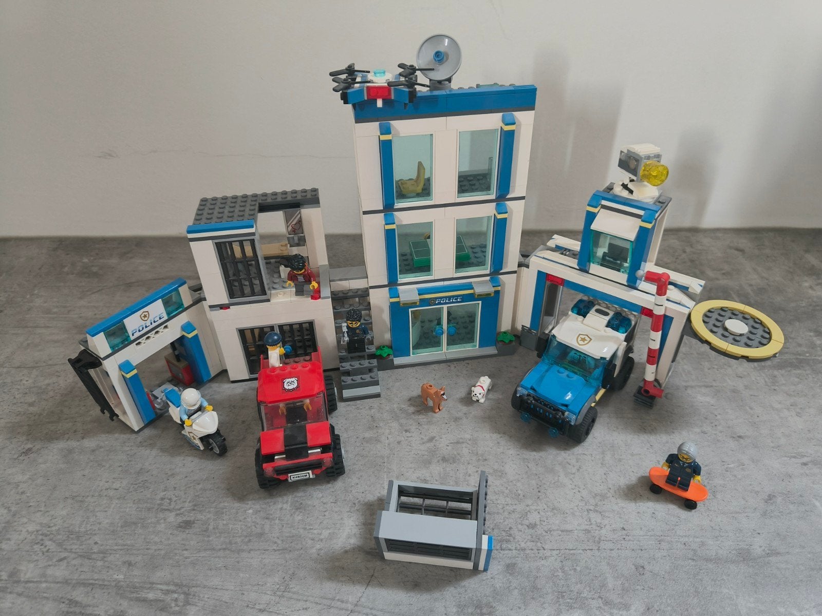 LEGO City 60246 Politiebureau - Complete set met doos, Kinderen en Baby's, Speelgoed | Duplo en Lego, City, Lego, Zo goed als nieuw