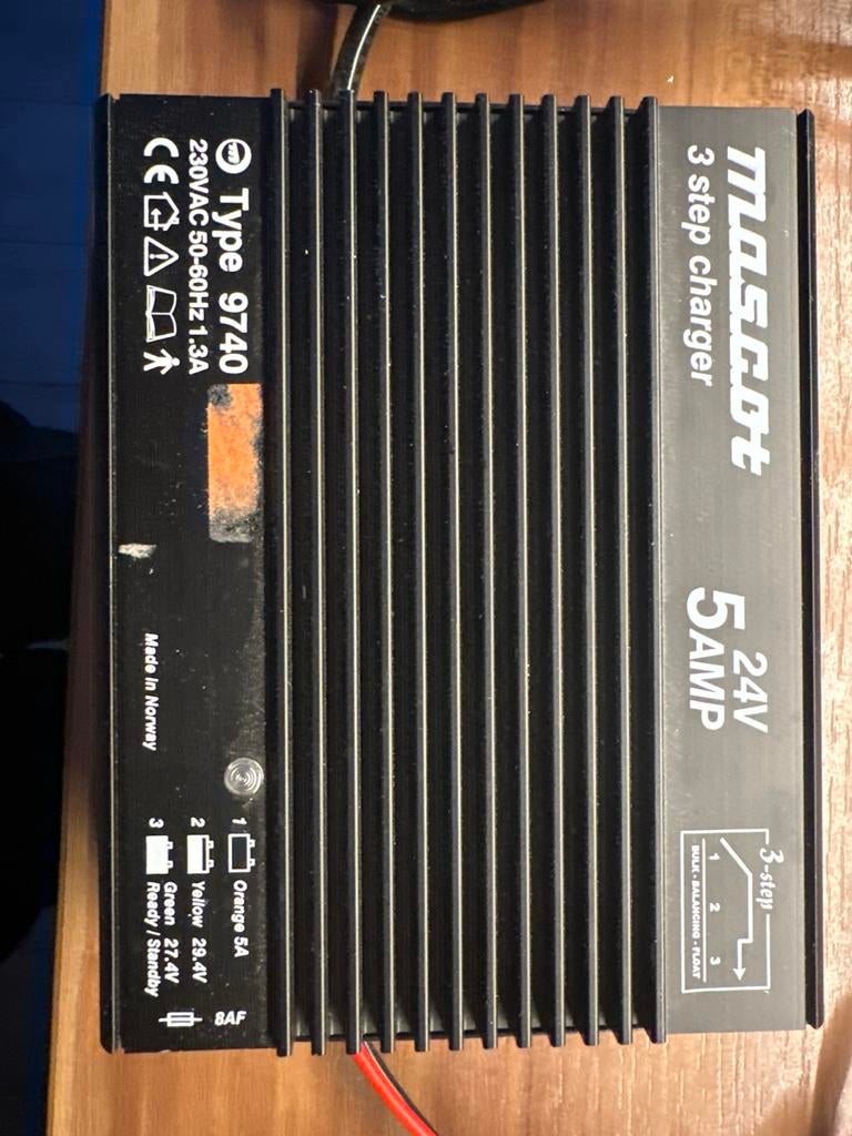 Mascot 3-staps acculader 24V 5AMP Type 9740, Ophalen of Verzenden, Gebruikt, Universele onderdelen