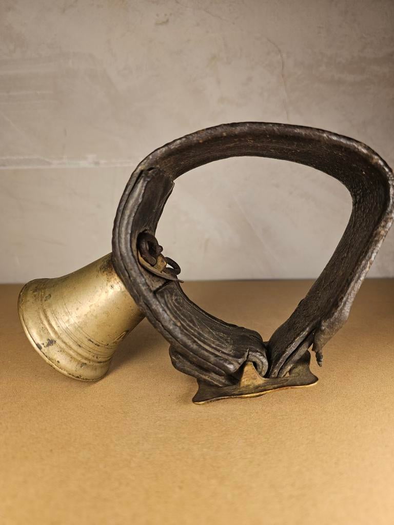 Antieke koeienbel met leren halsband, Antiek en Kunst, Ophalen of Verzenden