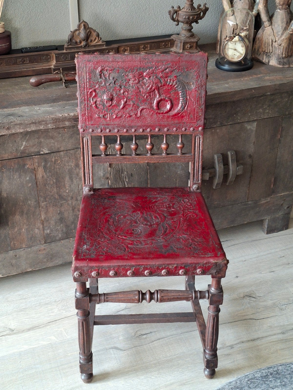 Antieke Castiliaanse stoel met drakenreliëf / reliëfleer, Antiek en Kunst, Ophalen