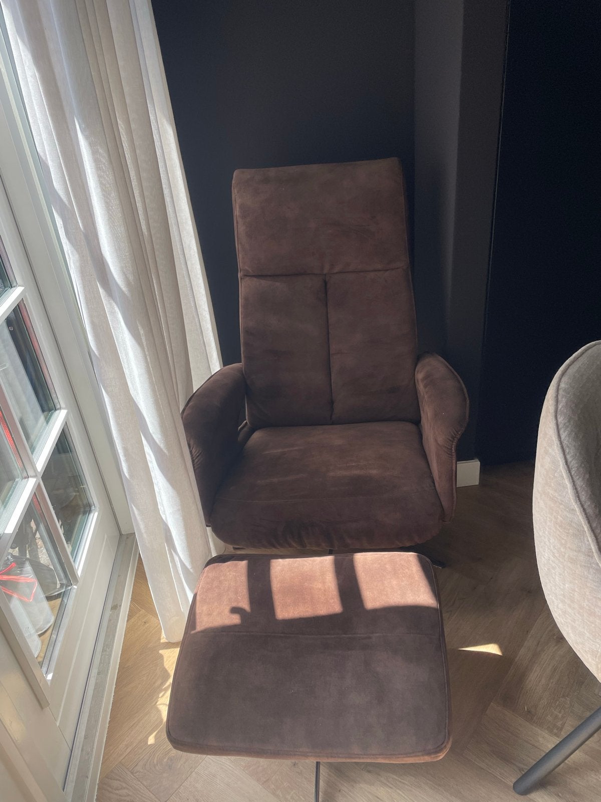 Bruine fauteuil met voetenbank - Comfortabel en stijlvol, Gebruikt, 75 tot 100 cm, Ophalen of Verzenden, Stof