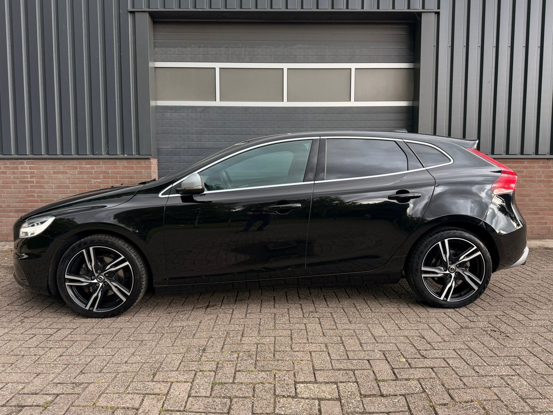 Volvo V40 2.0 T4 190 PK Inscription, Trekhaak, Camera, PDC V, Voorwielaandrijving, Gebruikt, Zwart, 1331 kg