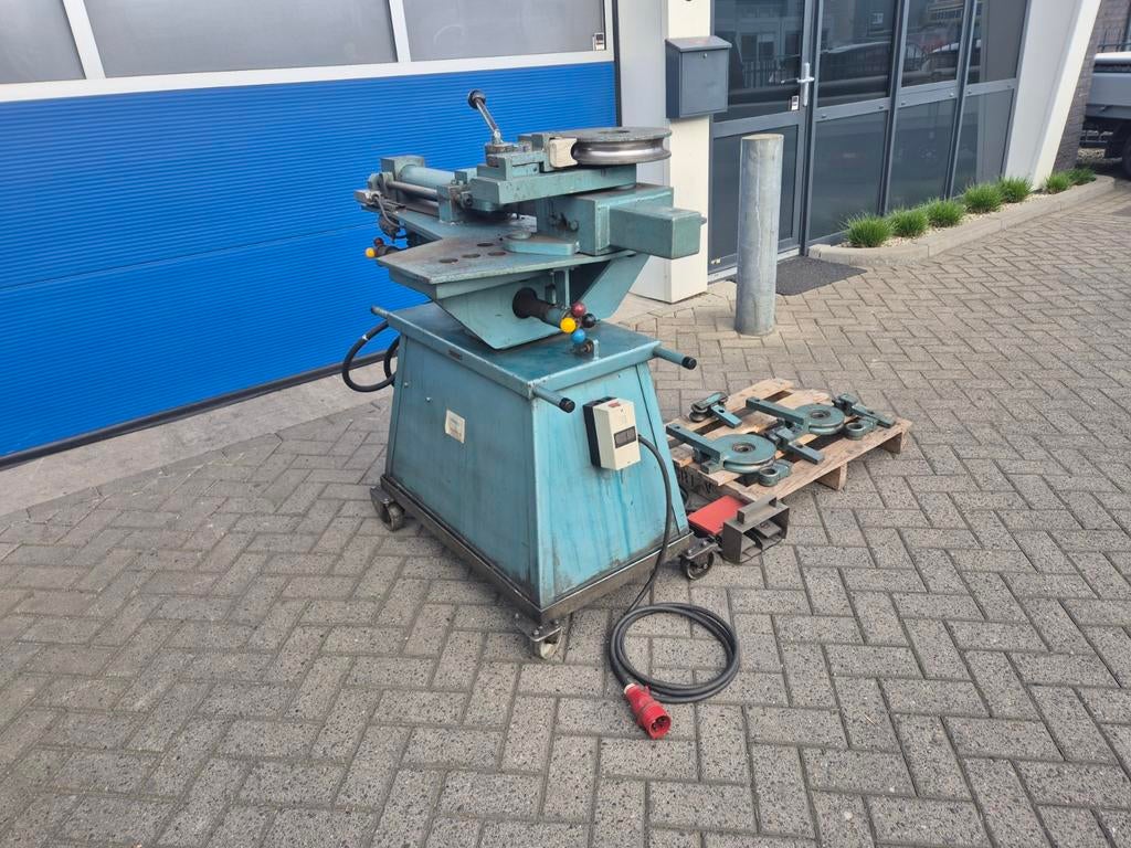 AMGA 2 Buigmachine Hydraulische 380V compleet met mallen!, Doe-het-zelf en Verbouw, Gereedschap | Overige machines, Gebruikt, Holland