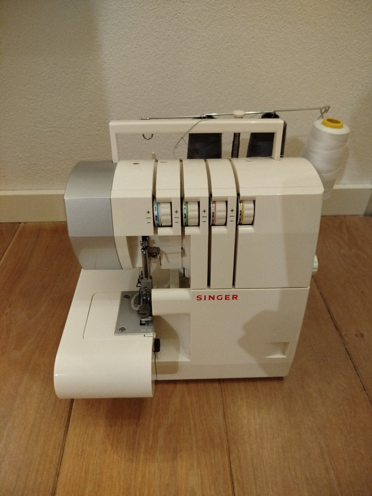 Singer 14SH754 Lockmachine (Overlock) inclusief conen garen!, Hobby en Vrije tijd, Ophalen, Lockmachine, Singer