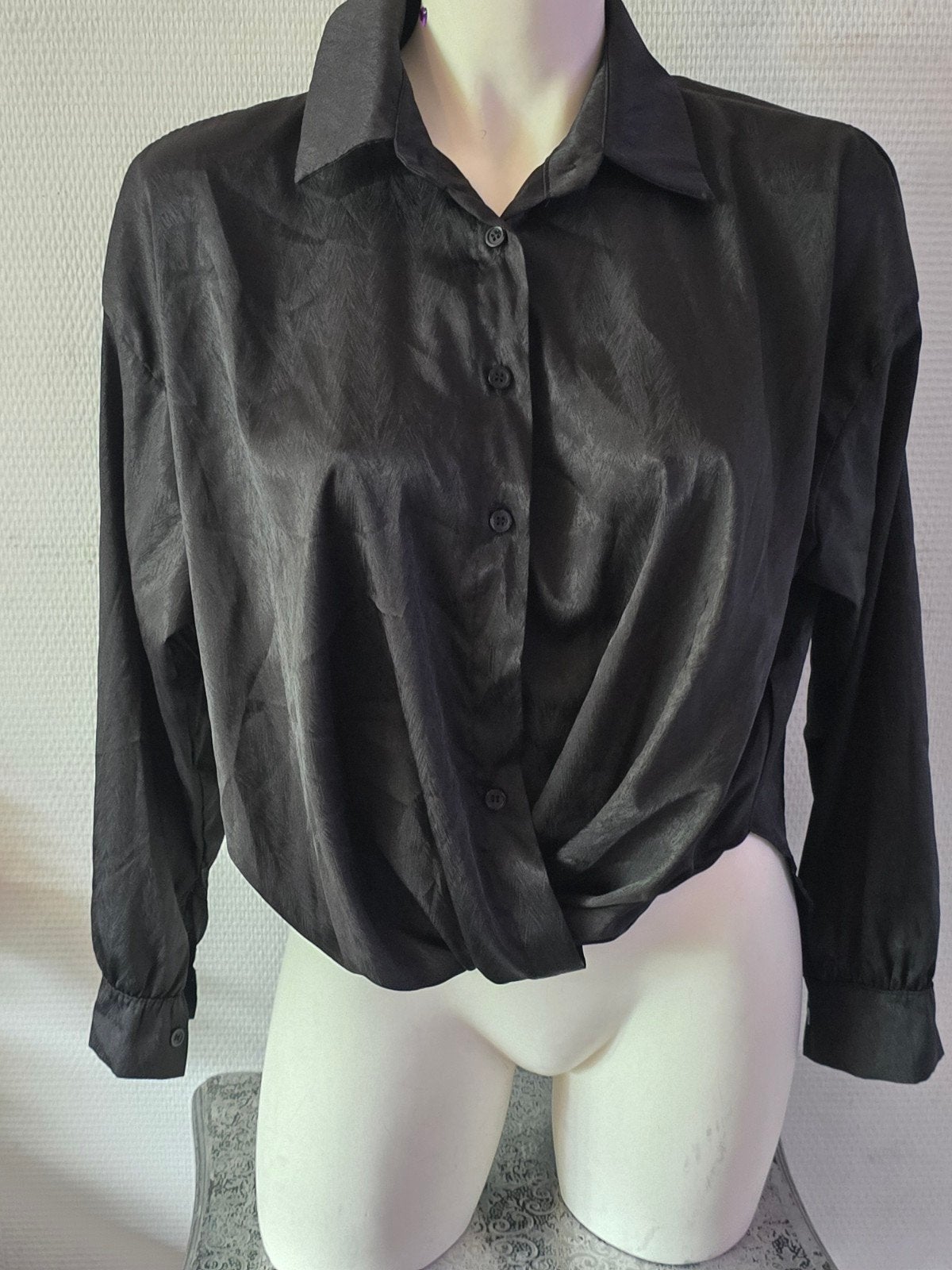 Red Line dames Zwarte satijnen blouse maat 42 / 44, Zwart, Maat 42/44 (L), Ophalen of Verzenden, Zo goed als nieuw
