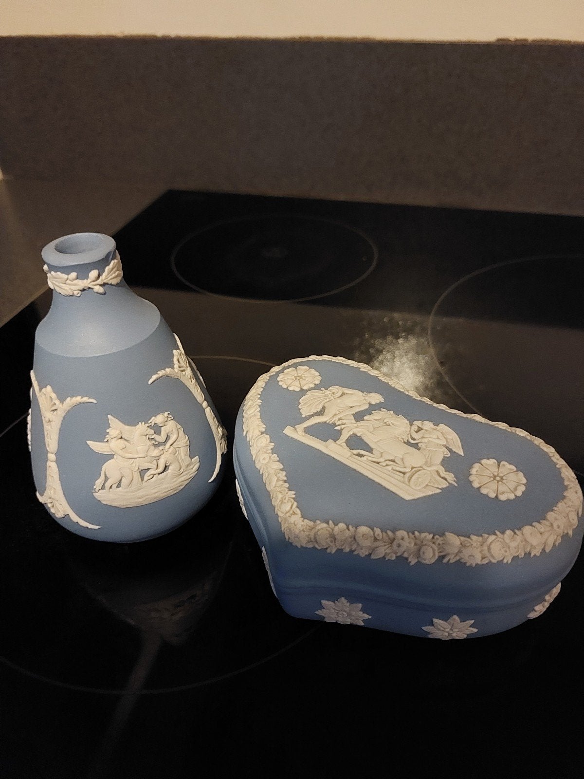 Wedgwood Jasperware vaasje en hartvormig bakje, Antiek en Kunst, Antiek | Vazen, Ophalen of Verzenden