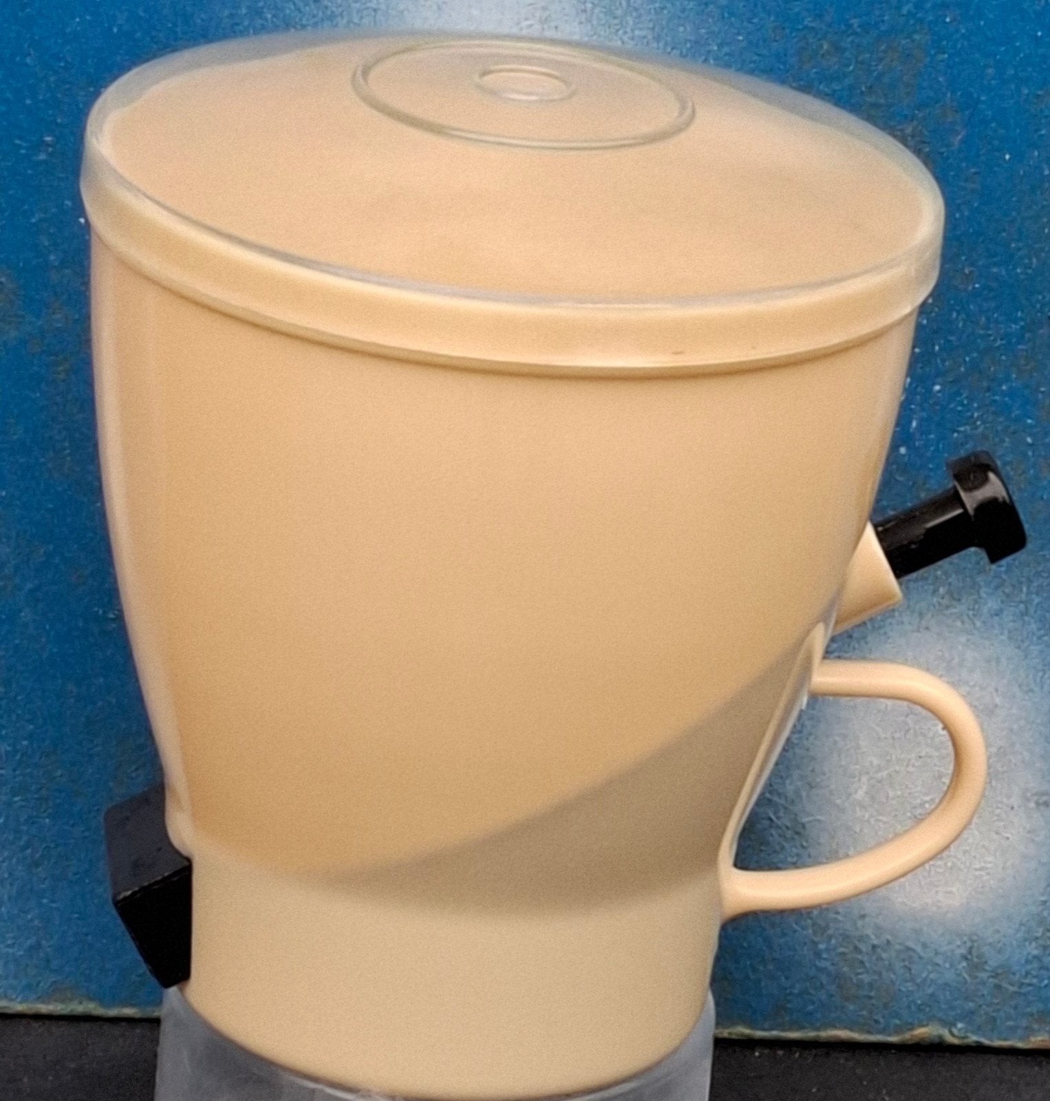 Suiker dispenser. Ca 1950/1970. Minimalistisch.  10 cm., Overige typen, Kunststof, Zo goed als nieuw, Overige merken