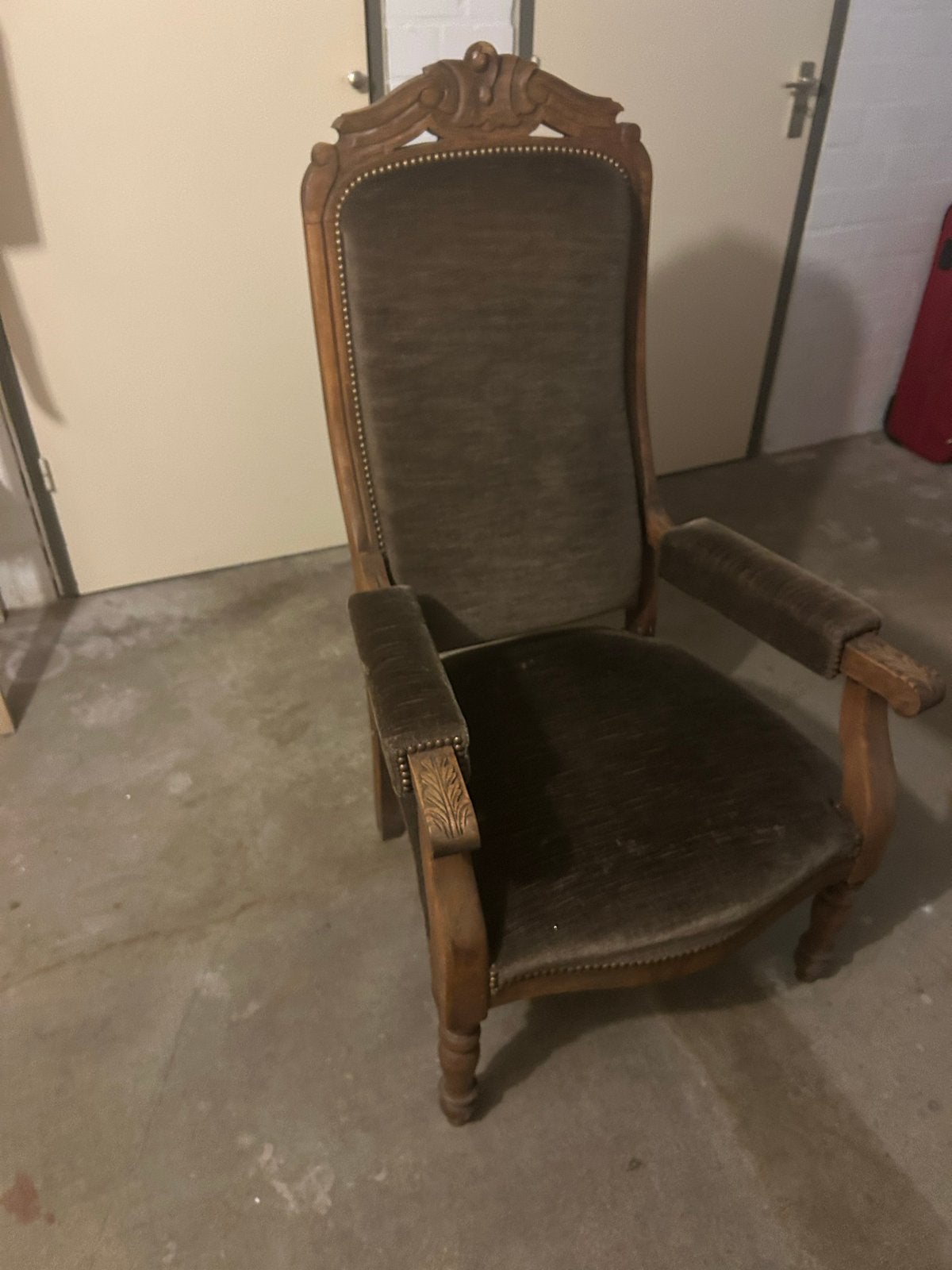 Antieke fauteuil met houtsnijwerk en velours bekleding, Antiek en Kunst, Antiek | Meubels | Stoelen en Banken, Ophalen