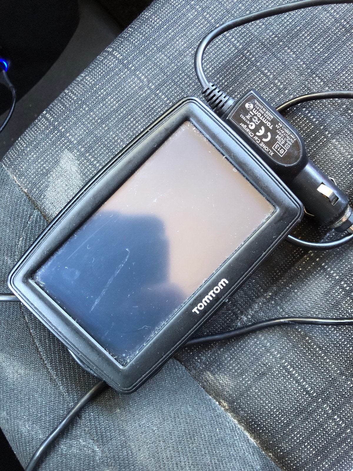 Ouderwetse TomTom navigatiesysteem met autolader, Ophalen, Gebruikt