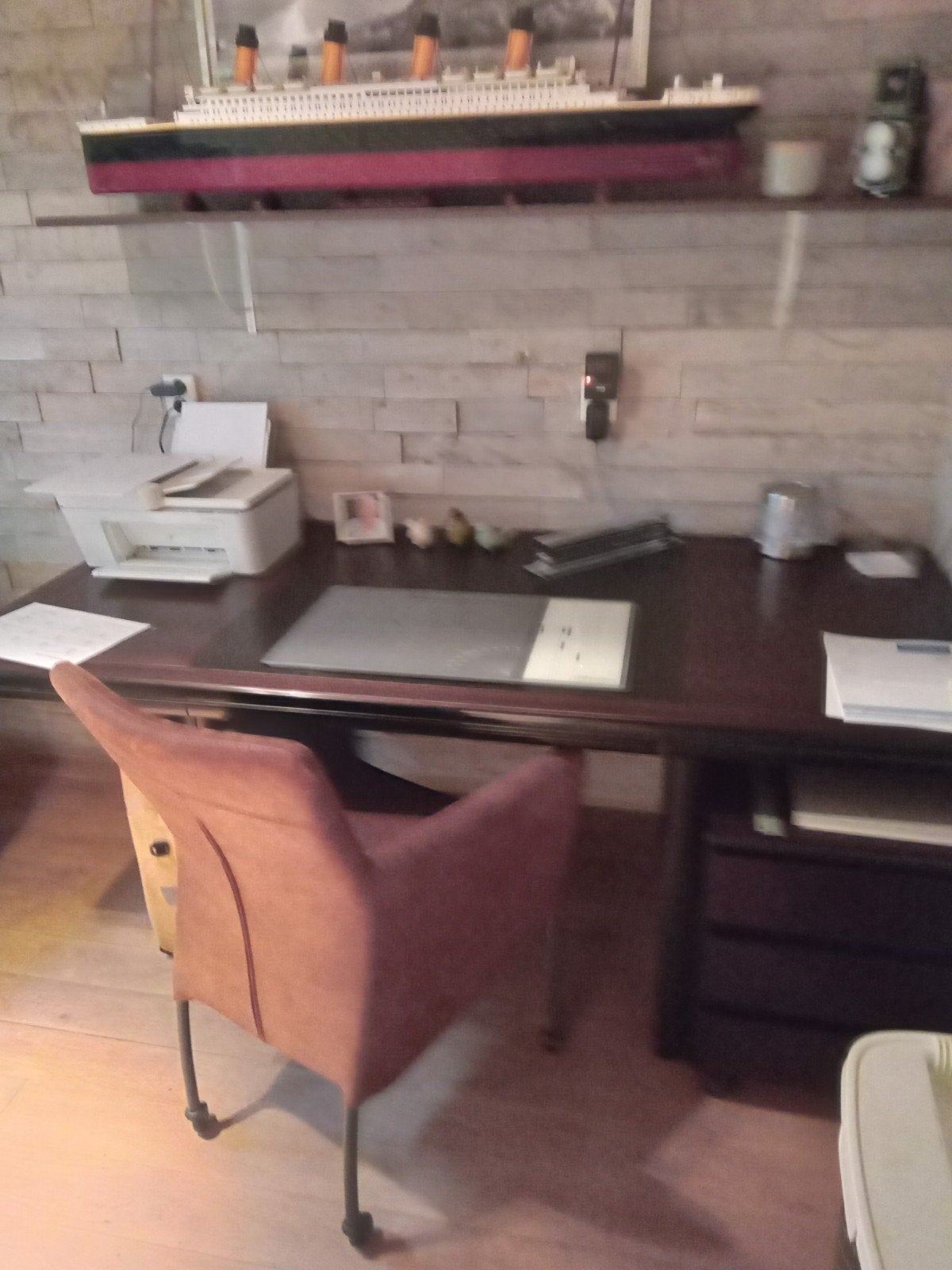 Klassiek Donkerbruin Bureau met Ladeblok, Huis en Inrichting, Bureaus, Ophalen, Met lades, Gebruikt, Hout