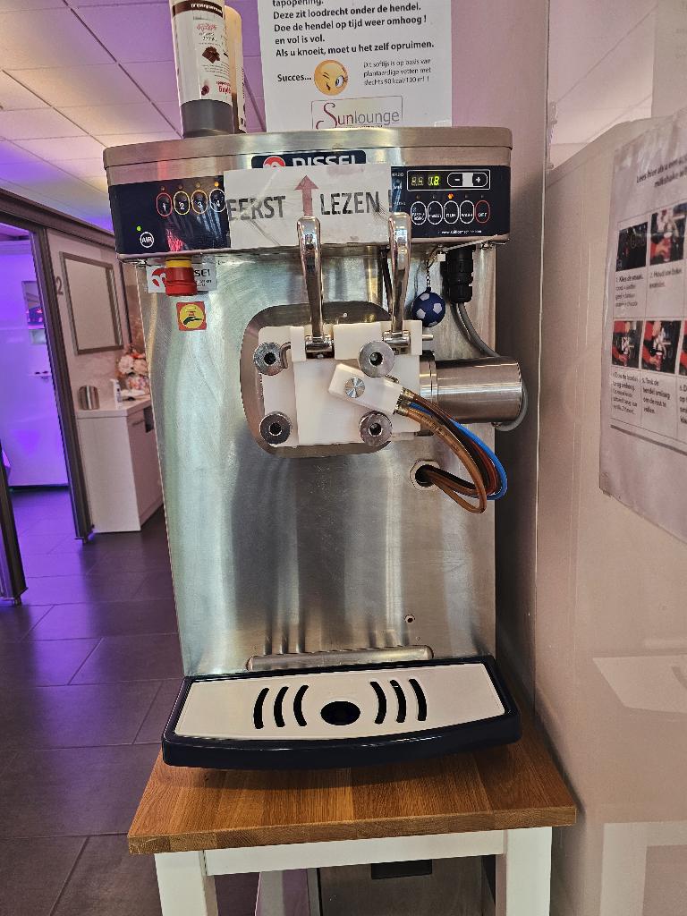 Softijsmachine met milkshake functie, Witgoed en Apparatuur, IJsmachines, Zo goed als nieuw, Zelfvriezend, Ophalen