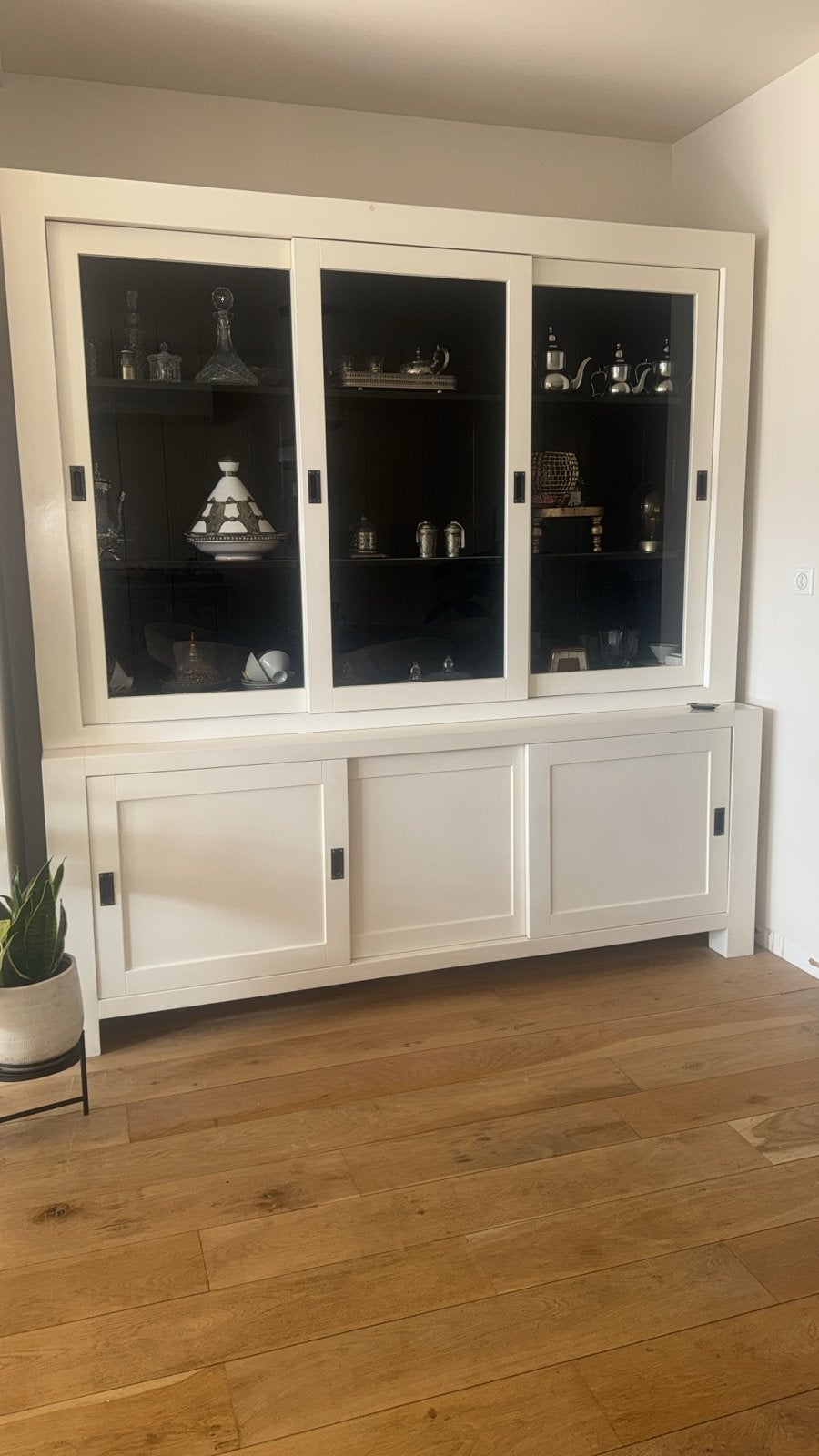 Mooie witte vitrinekast met schuifdeuren