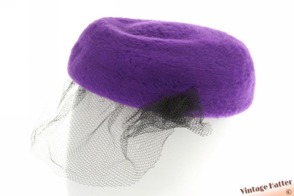 Vintage Dames pillbox hoed paars haarvilt en zwarte voile 57, Ophalen of Verzenden, Gedragen, 56 of 57 cm (M, 7 of 7⅛ inch), Hoed