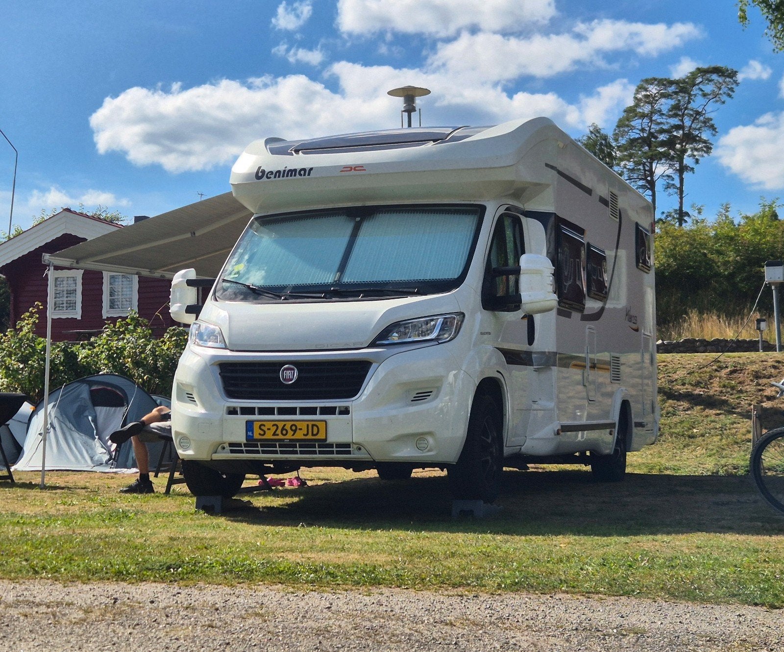 Benimar Mileo 253 BJ 2015, Vastbed, hefbed, stapelbed, airco, Chemisch toilet, Standaard zit, Fiat, Luifel