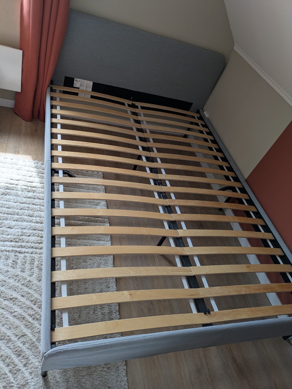 Bed 140*200 Slattum, Huis en Inrichting, Slaapkamer | Bedden, Zo goed als nieuw, Twijfelaar, 140 cm, 200 cm, Stof, Grijs, Ophalen