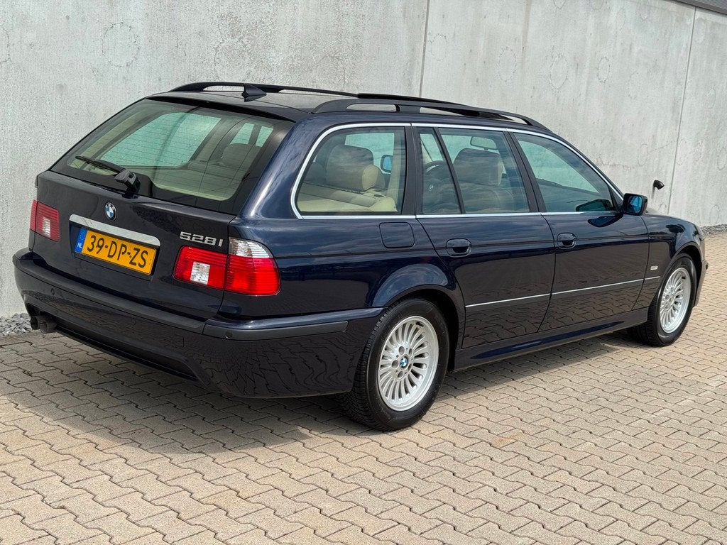 BMW 5-serie Touring 528i Executive Aut. Schuifdak Trekhaak O, Auto's, BMW, Achterwielaandrijving, Gebruikt, Beige, 2000 kg