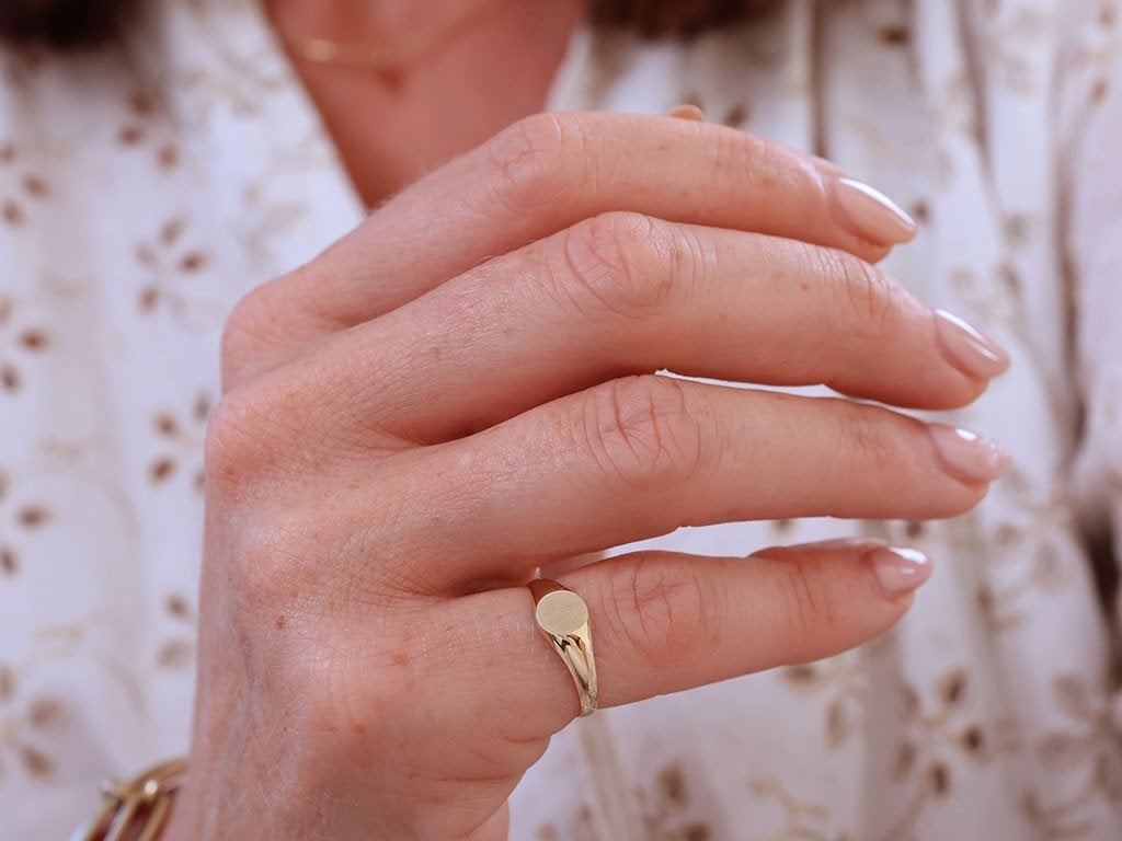 18 Karaat Gouden Pinkring Met Ronde Zegel, Ophalen of Verzenden, Dame, Goud, Goud