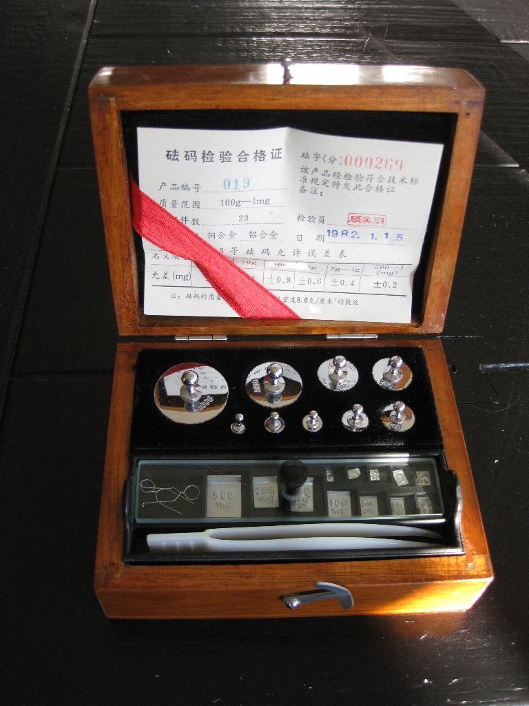 Chinese gewichten in houten kistje., China, Verzenden, Overige typen, Overige materialen