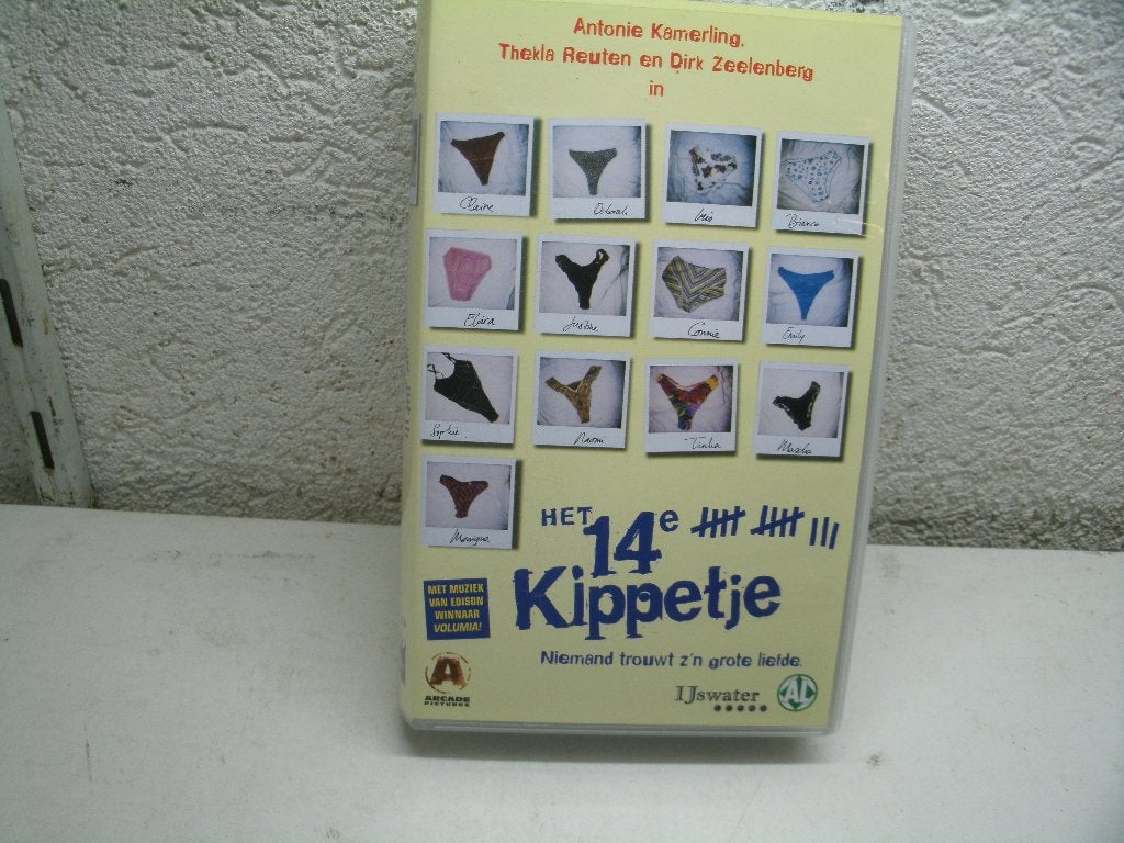 vhs 130b het 14e kippetje niemand trouwt z'n grote, Alle leeftijden, Ophalen of Verzenden, Zo goed als nieuw