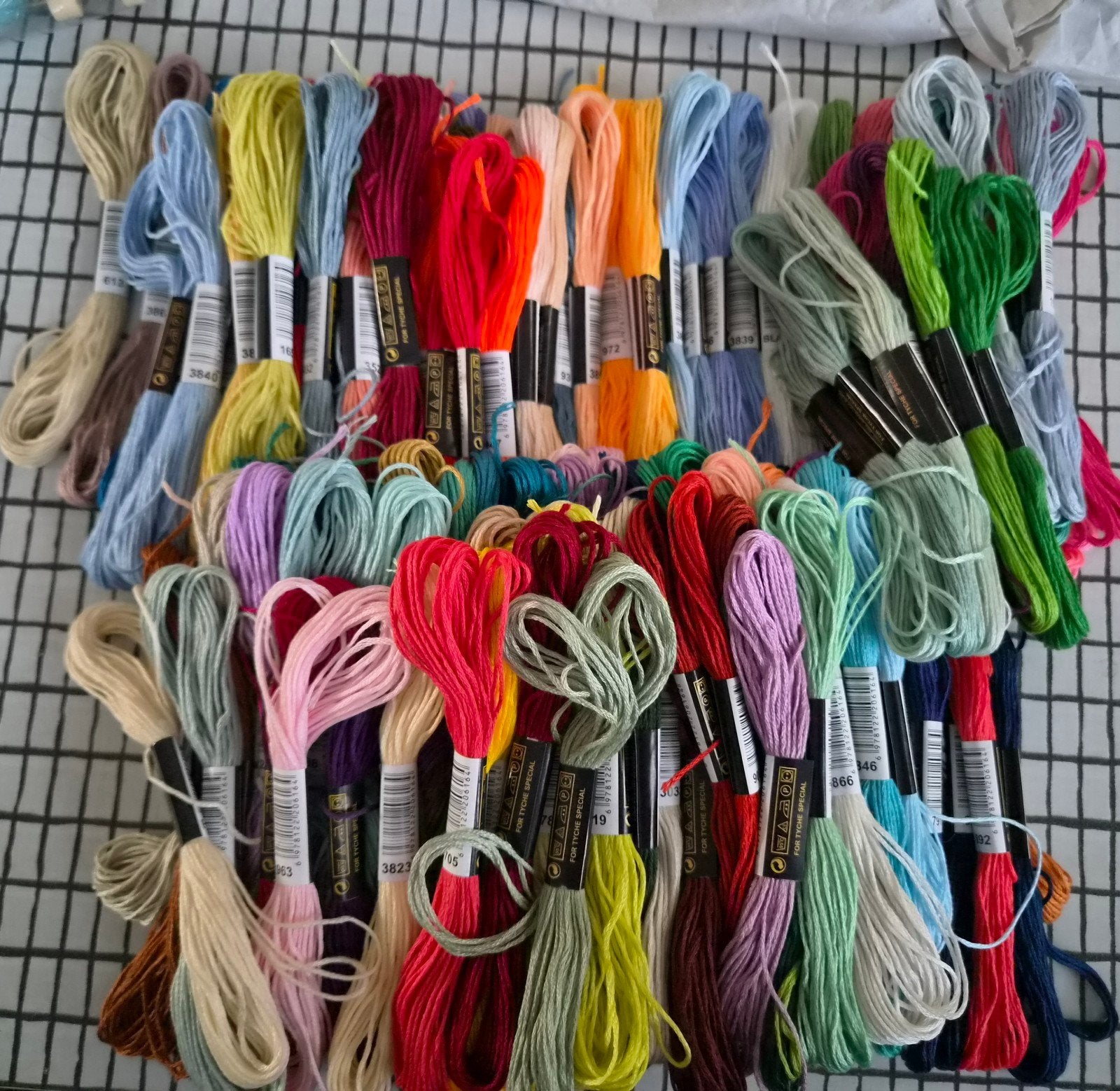 assortiment met 150 verschillende strengen splijtbaar garen, Ophalen of Verzenden, Nieuw, Borduurgaren of Zijde