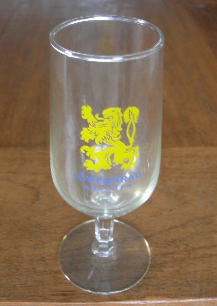 LÖWENBRÄU MÜNCHEN / LOWENBRAU MUNCHEN Bierglas op voet., Ophalen of Verzenden, Zo goed als nieuw, Glas of Glazen, Overige merken