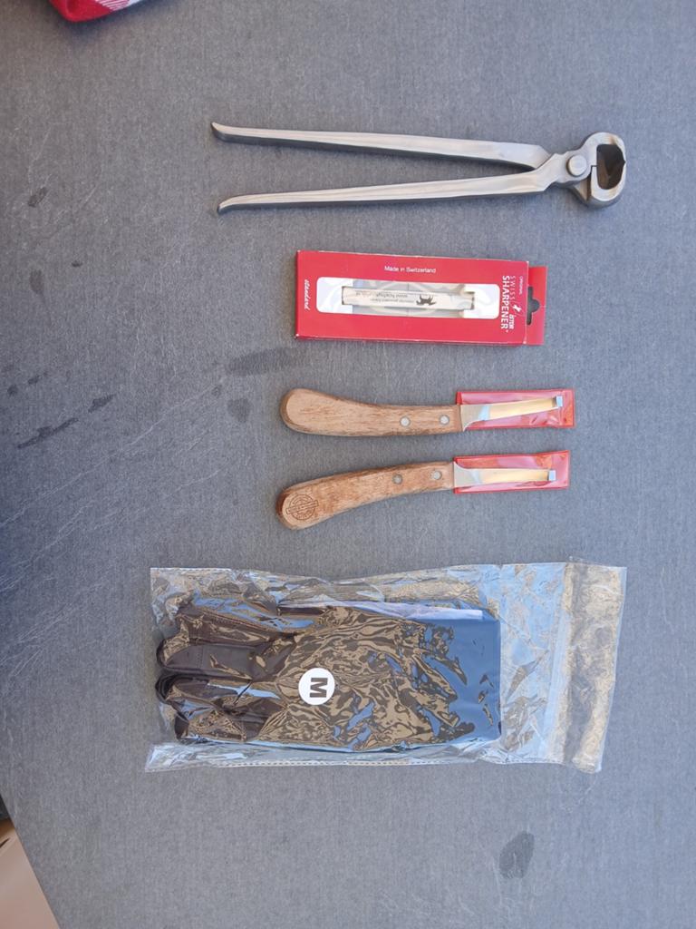 Bekap set: hoeftang, messen, slijpsteen, handschoenen, Ophalen of Verzenden