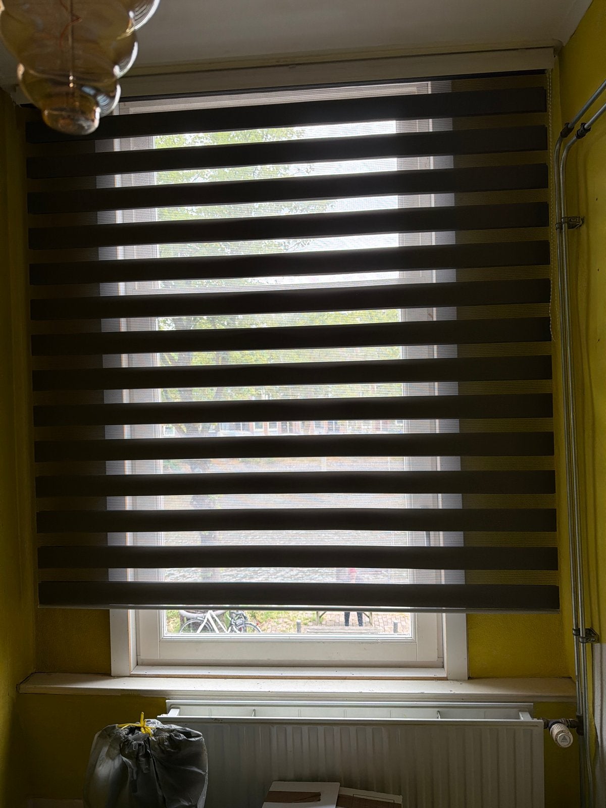 Zwart rolgordijn - Perfect voor verduistering, Huis en Inrichting, Stoffering | Gordijnen en Lamellen, Ophalen, Verduisterend