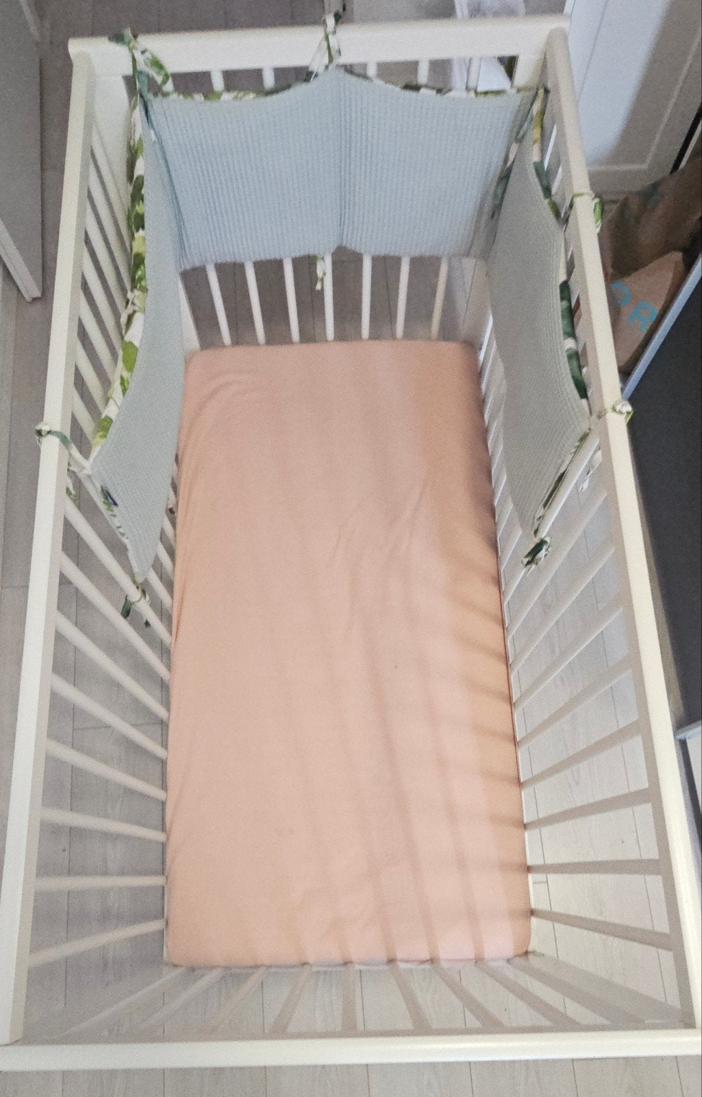 Wit ledikant met matras en bedbumper, Ophalen of Verzenden, Gebruikt, Ledikant