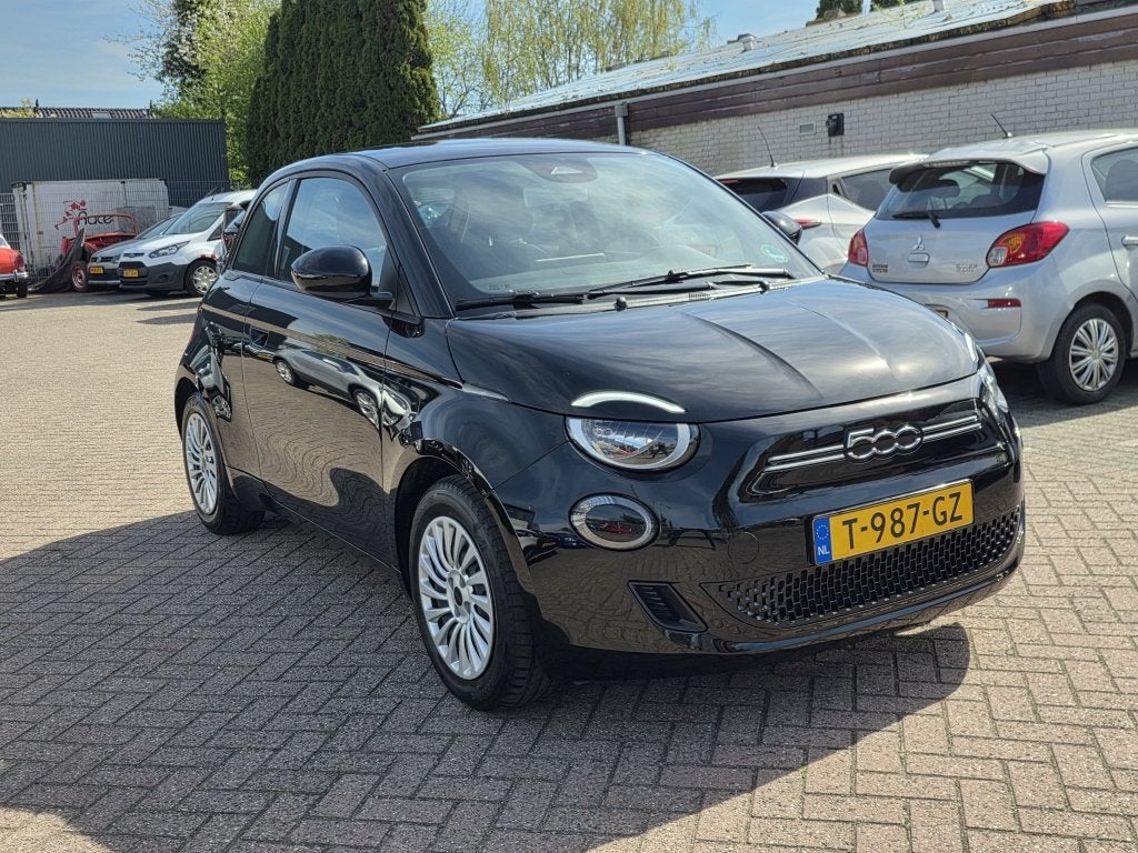 Fiat 500 Urban 42 kWh apple carplay/andriod (bj 2023), Auto's, Fiat, Automaat, 4 stoelen, Zwart, Origineel Nederlands