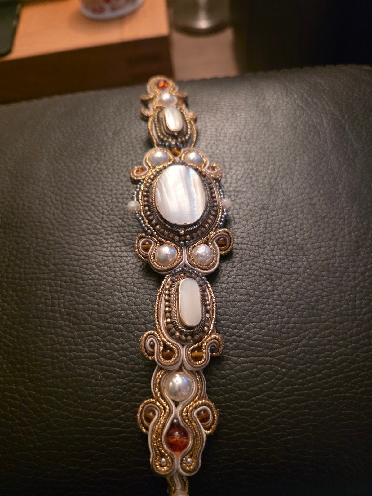 Soutache Armband met Parelmoer Cabochons en Kunstparels, Overige materialen, Gebruikt, Ophalen of Verzenden, Met bedels of kralen
