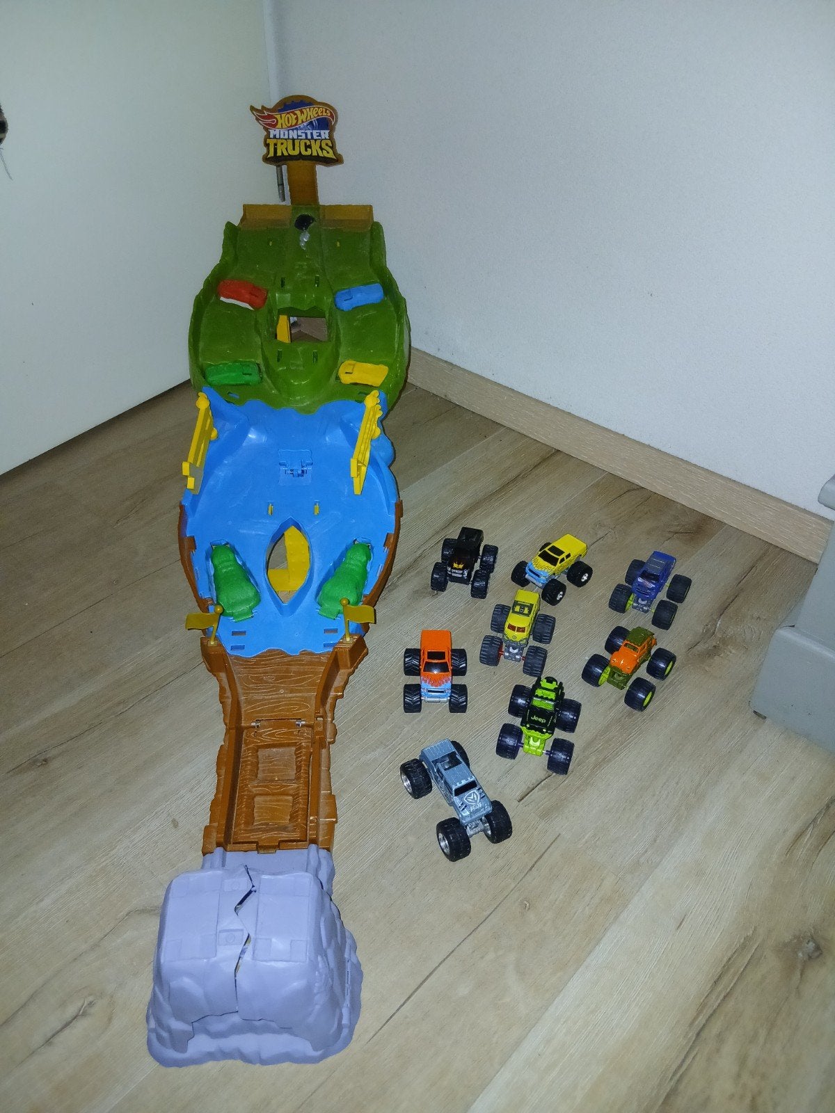 Hot Wheels Monster Trucks speelset met 8 trucks, Racebaan, Ophalen of Verzenden, Zo goed als nieuw, Hot Wheels