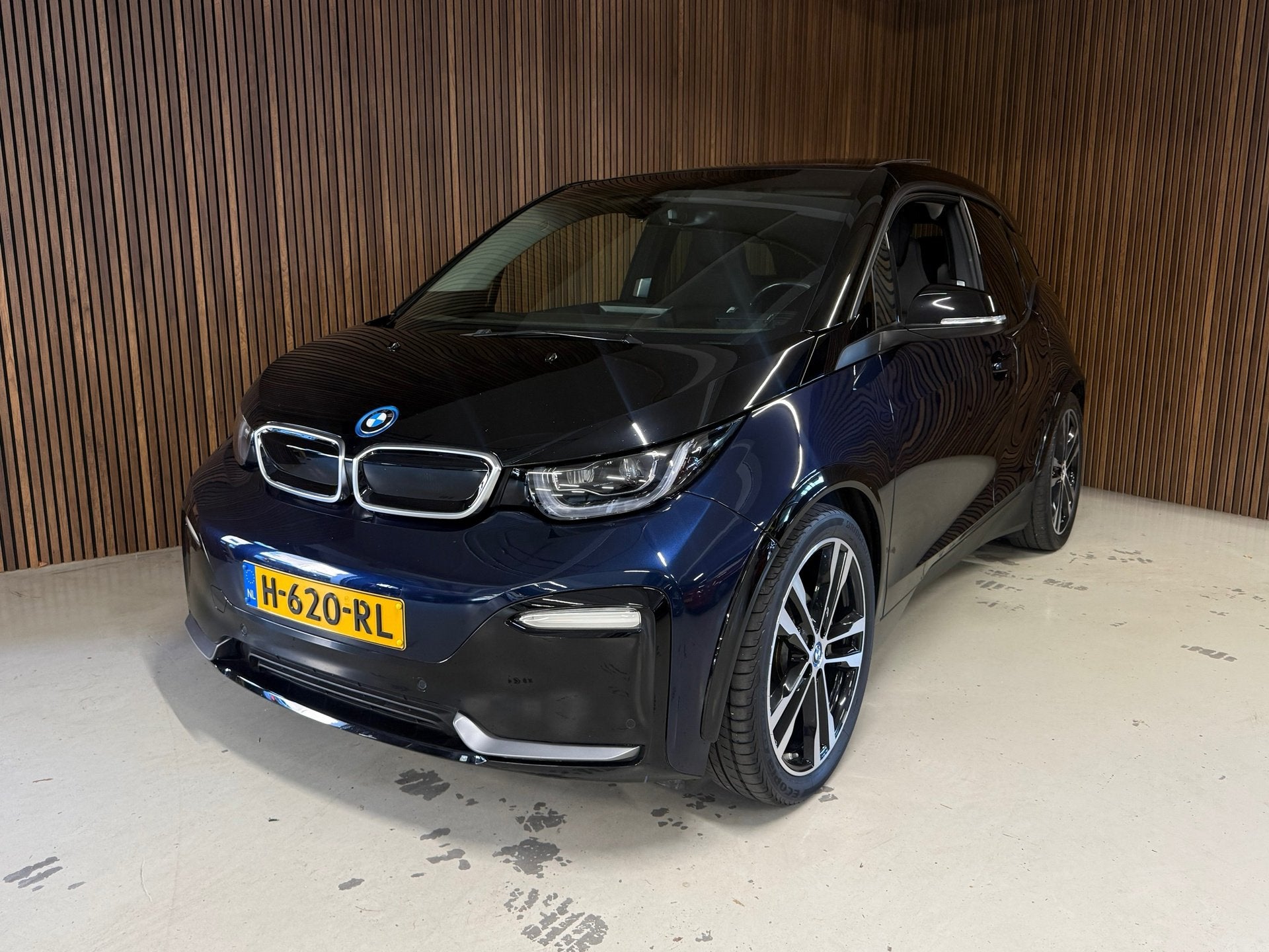 BMW I3s - Carplay - Warmtepomp - Pano S 120Ah 42 kWh, Auto's, Automaat, Achterwielaandrijving, Zwart, Automatische klimaatregeling