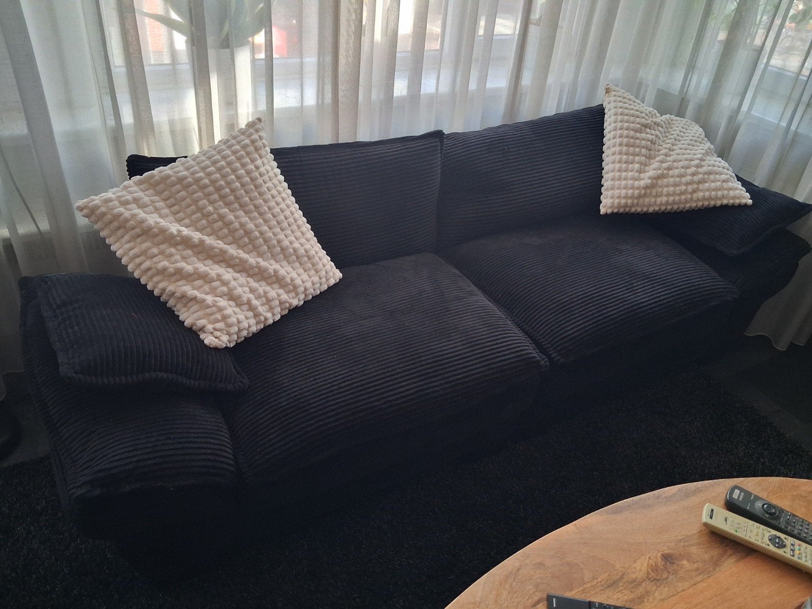 Comfortabele zwarte ribstof bank - Zo goed als nieuw, Ophalen, Modern, Comfortabel, Driepersoons, 75 tot 100 cm