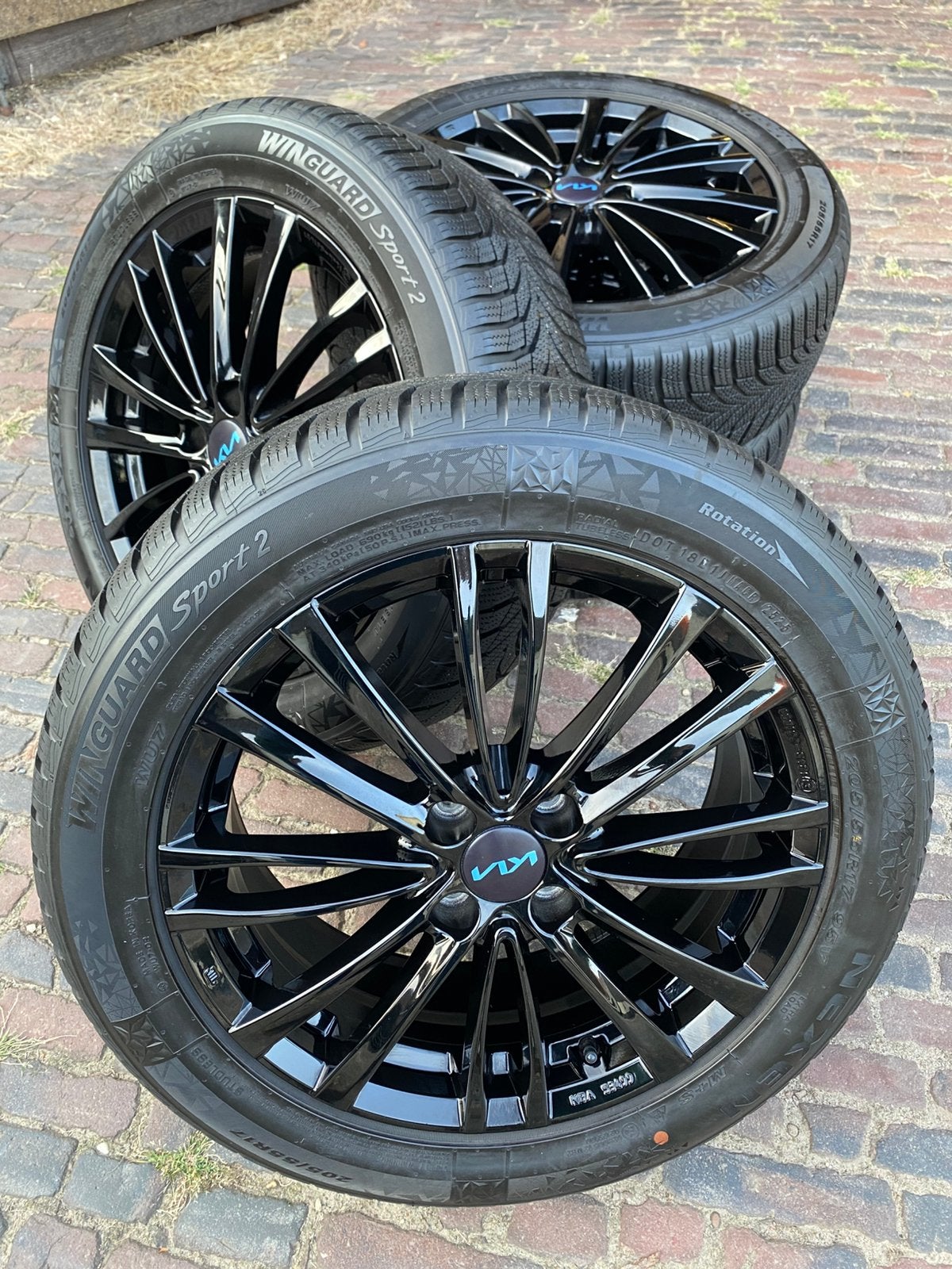 NIEUWE zwarte 17” Kia Stonic velgen + tpms + winterbanden