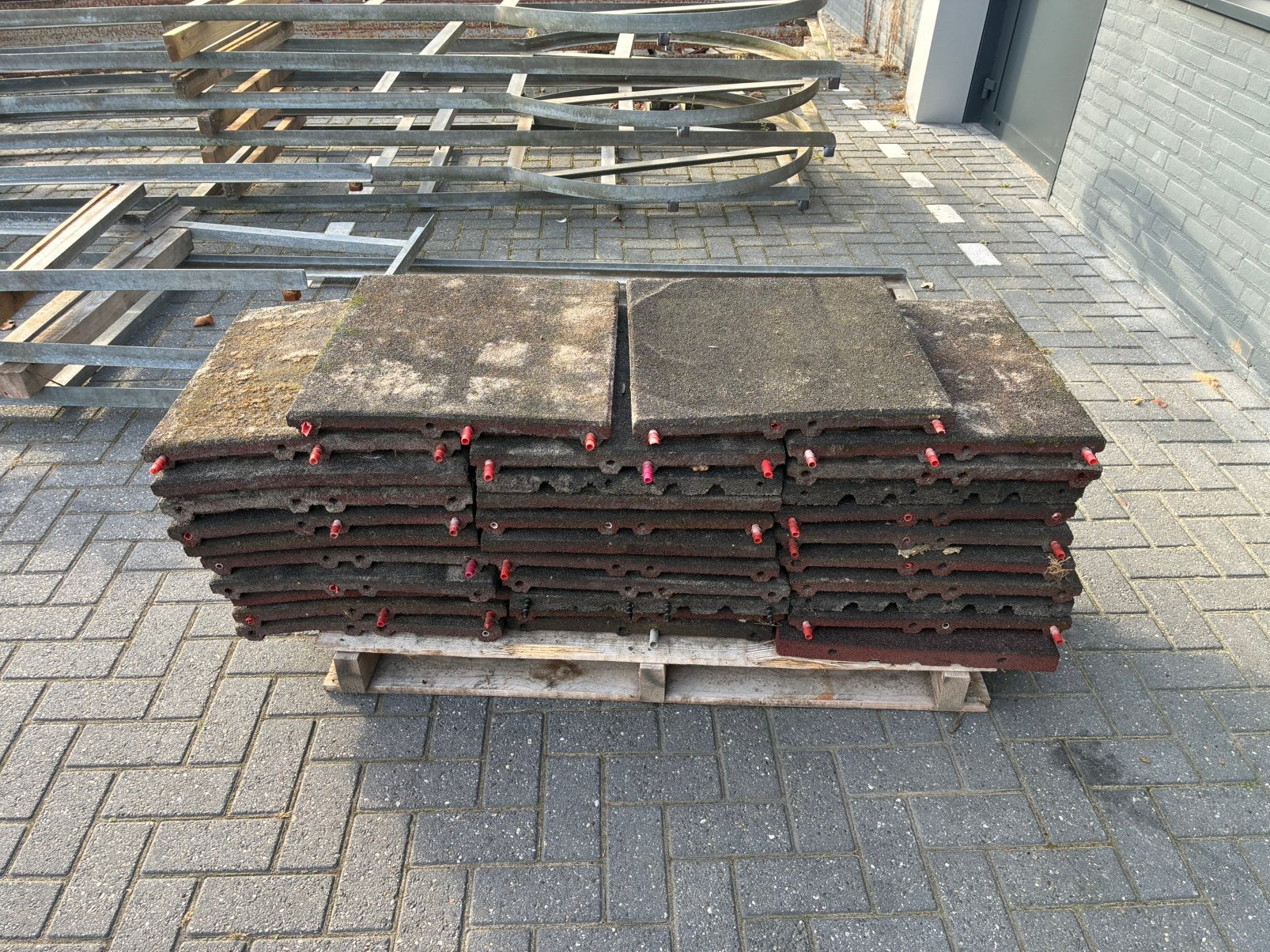 27 stuks rubber tegel rood 4,5cm dik, Ophalen, Gebruikt, Overige typen, Rubber