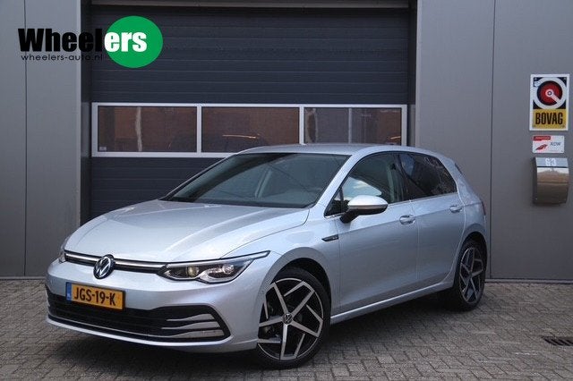 Volkswagen Golf 1.5 eTSI R-Line Business+, Stoel & Stuurverw, Auto's, Volkswagen, 4 cilinders, Bedrijf, Grijs, 1500 kg