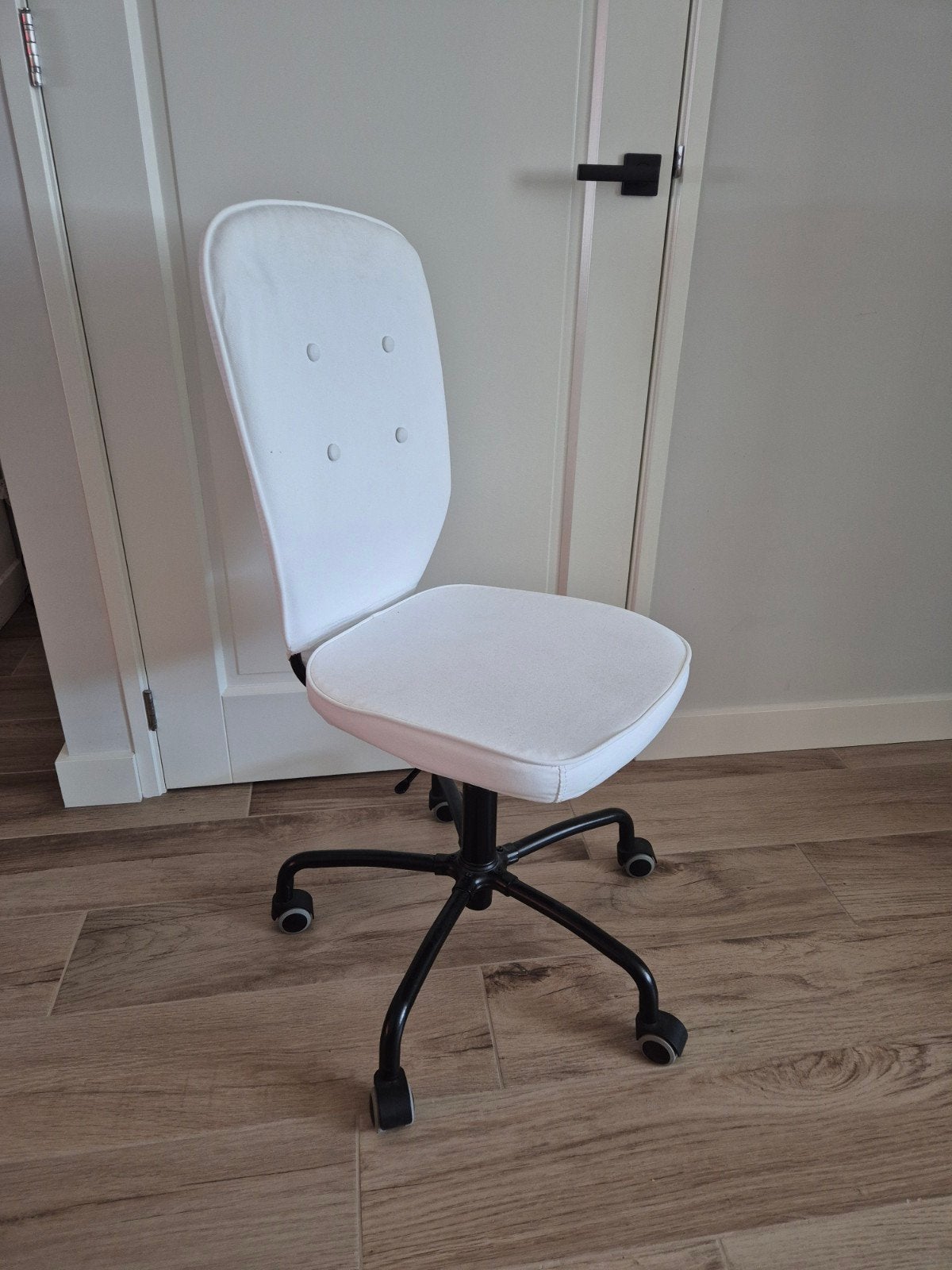 Wit stoffen bureaustoel, Ophalen