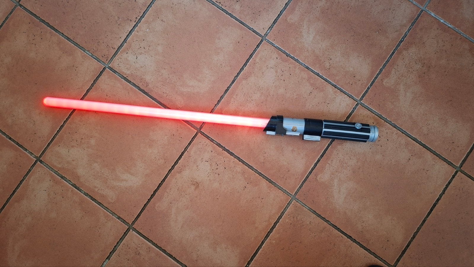 Rood Star Wars Lightsaber met geluid en - Disneylan, Verzamelen, Star Wars, Ophalen of Verzenden, Actiefiguurtje