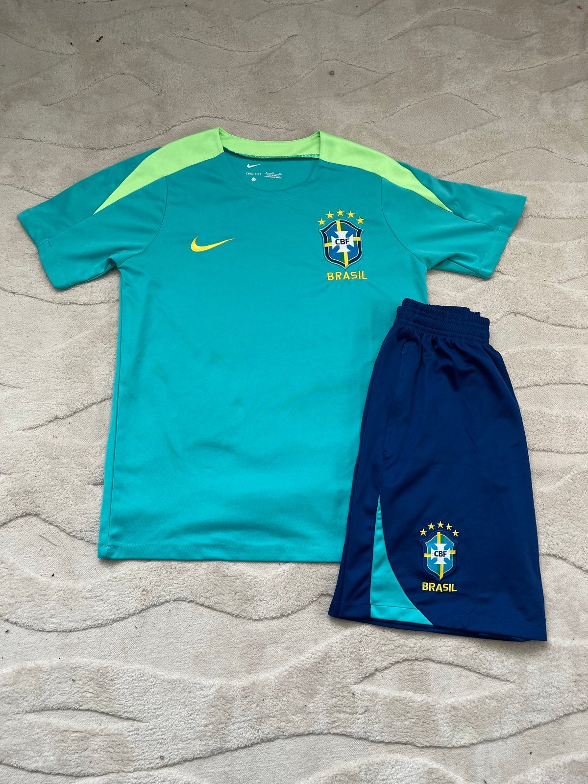 Nieuw Brazilië Nike trainingsset shirt en broekje Maat M, Nieuw, Voetbal, Meerkleurig, Verzenden