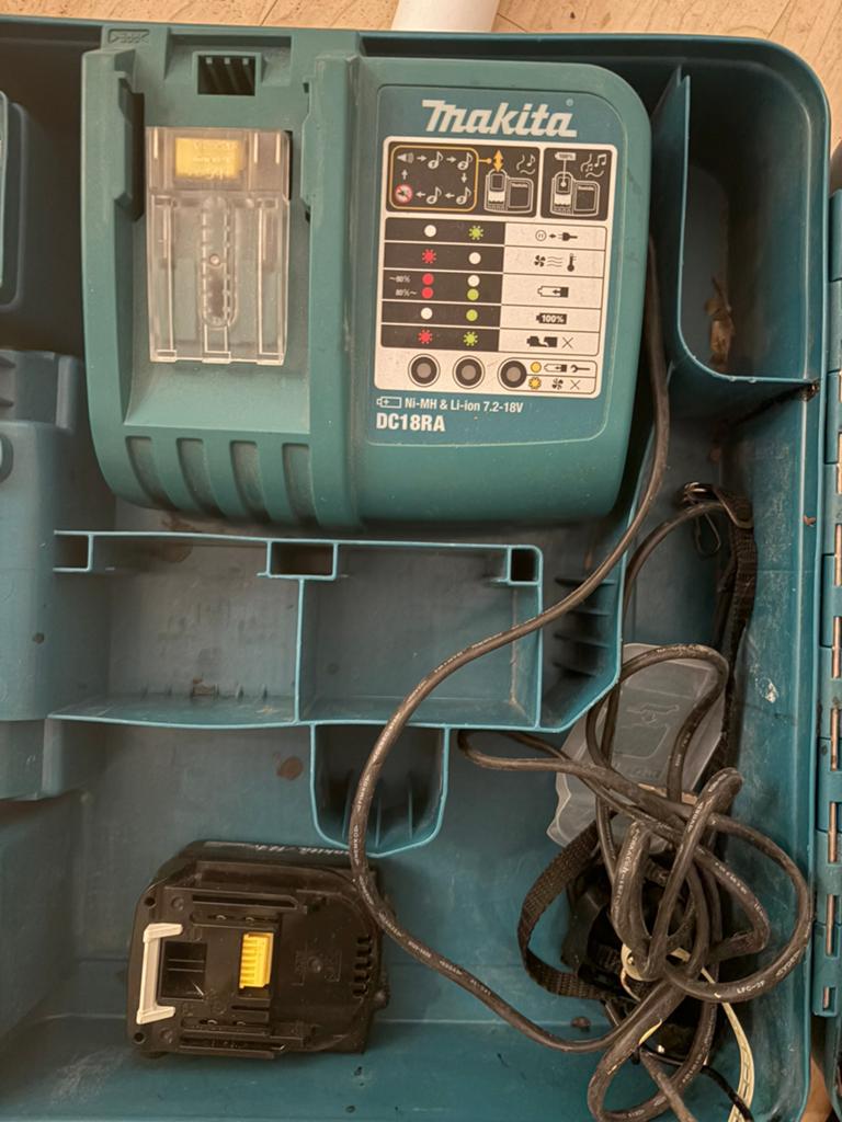 Alleen ophalen - Makita oplader en accu voor accutol, Ophalen, Zo goed als nieuw