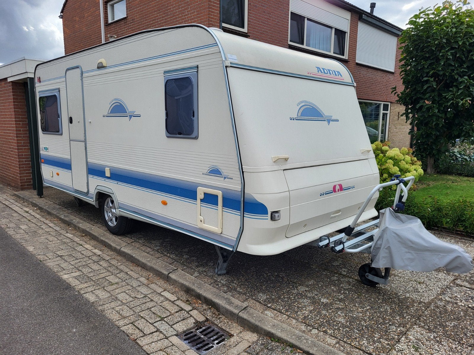 Adria unica b462pu, Koelkast, Frans bed, Treinzit, 750 - 1000 kg