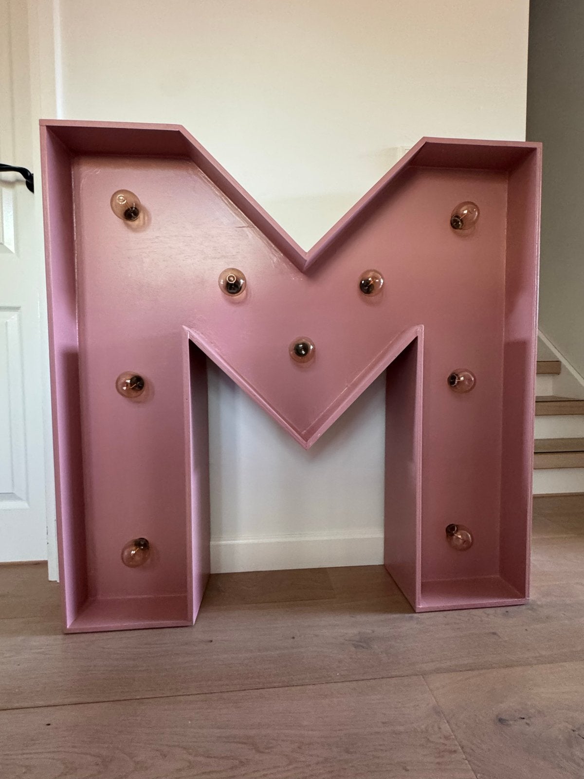 Te koop: Grote houten (1m x 1m) lichtletters M + &, Ophalen, Wit, Overige merken, Gebruikt