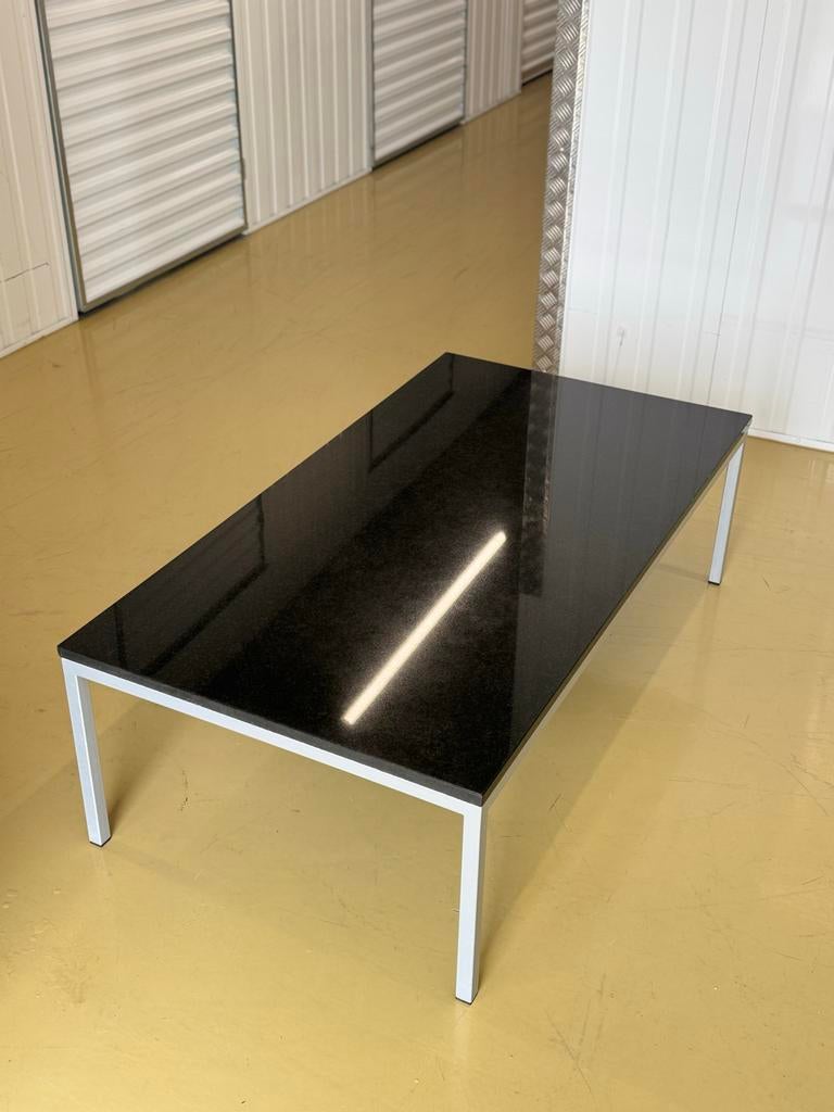Moderne granieten salontafel met metalen onderstel, Huis en Inrichting, Tafels | Salontafels, Gebruikt, 100 tot 150 cm, Metaal