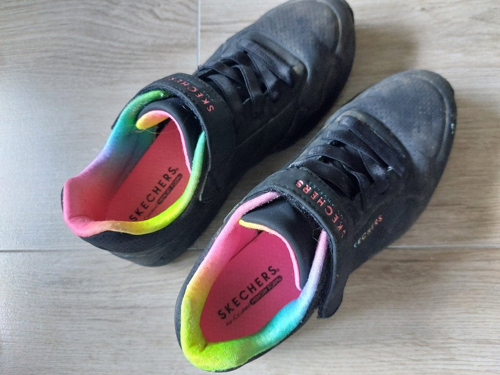 Skechers zwarte regenboograndje maat 35, Ophalen, Gebruikt, Meisje, Schoenen