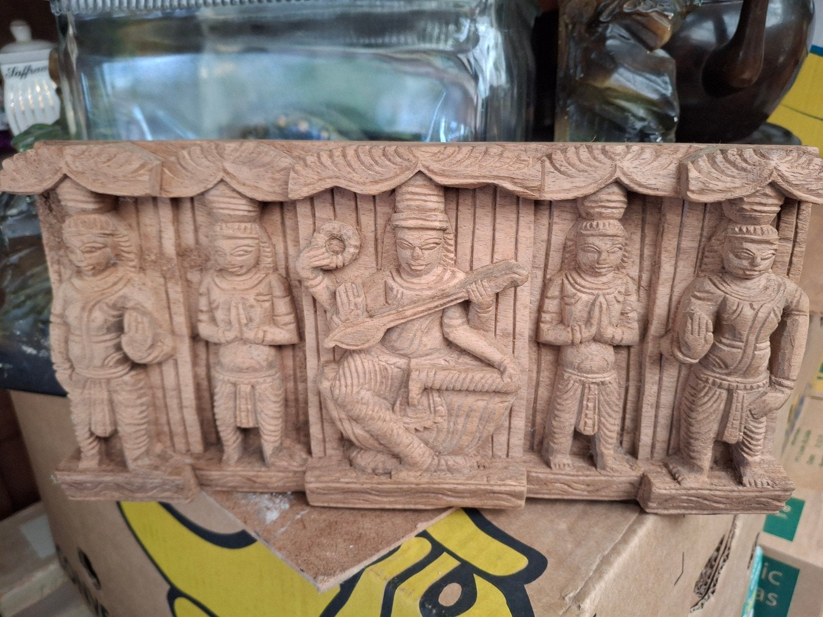Handgesneden houten paneel met muzikant en figuren, Houtsnijwerk, Ophalen of Verzenden, Handgemaakt, 20 - 50 cm
