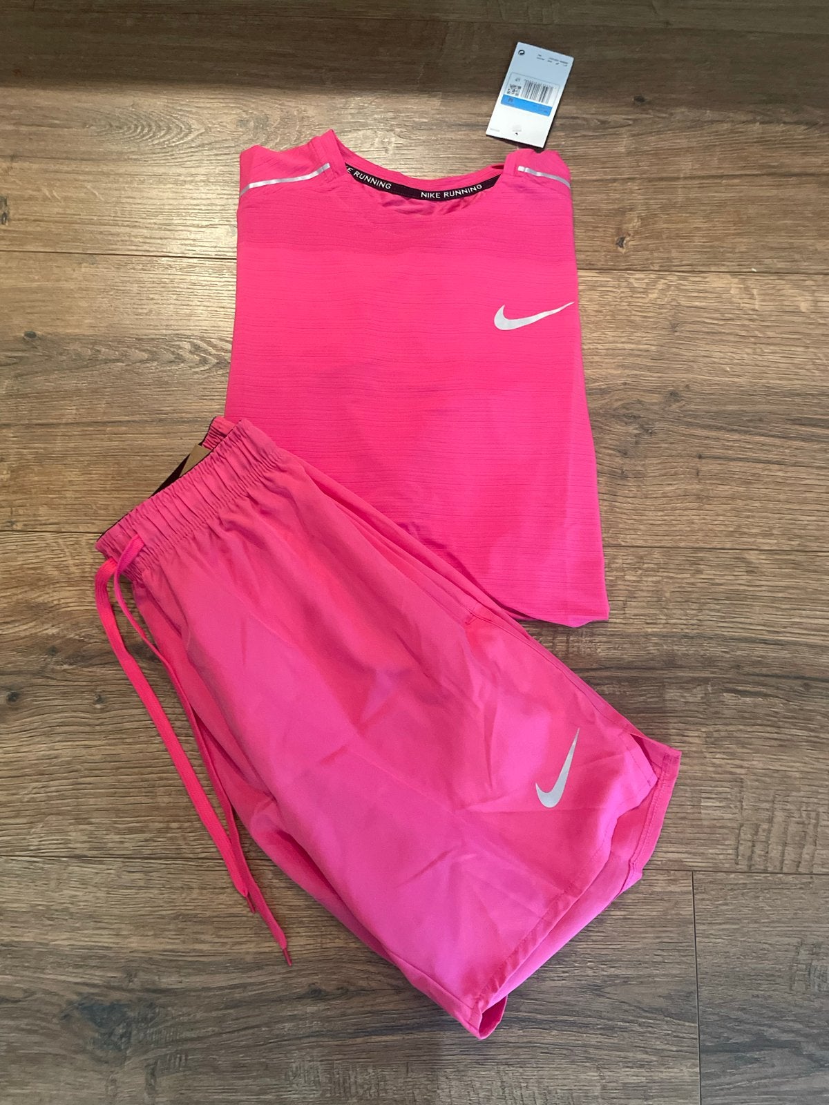 Nike Running Set - Roze T-shirt en Korte Broek (M), Maat 48/50 (M), Nieuw, Ophalen of Verzenden, Hardlopen of Fietsen