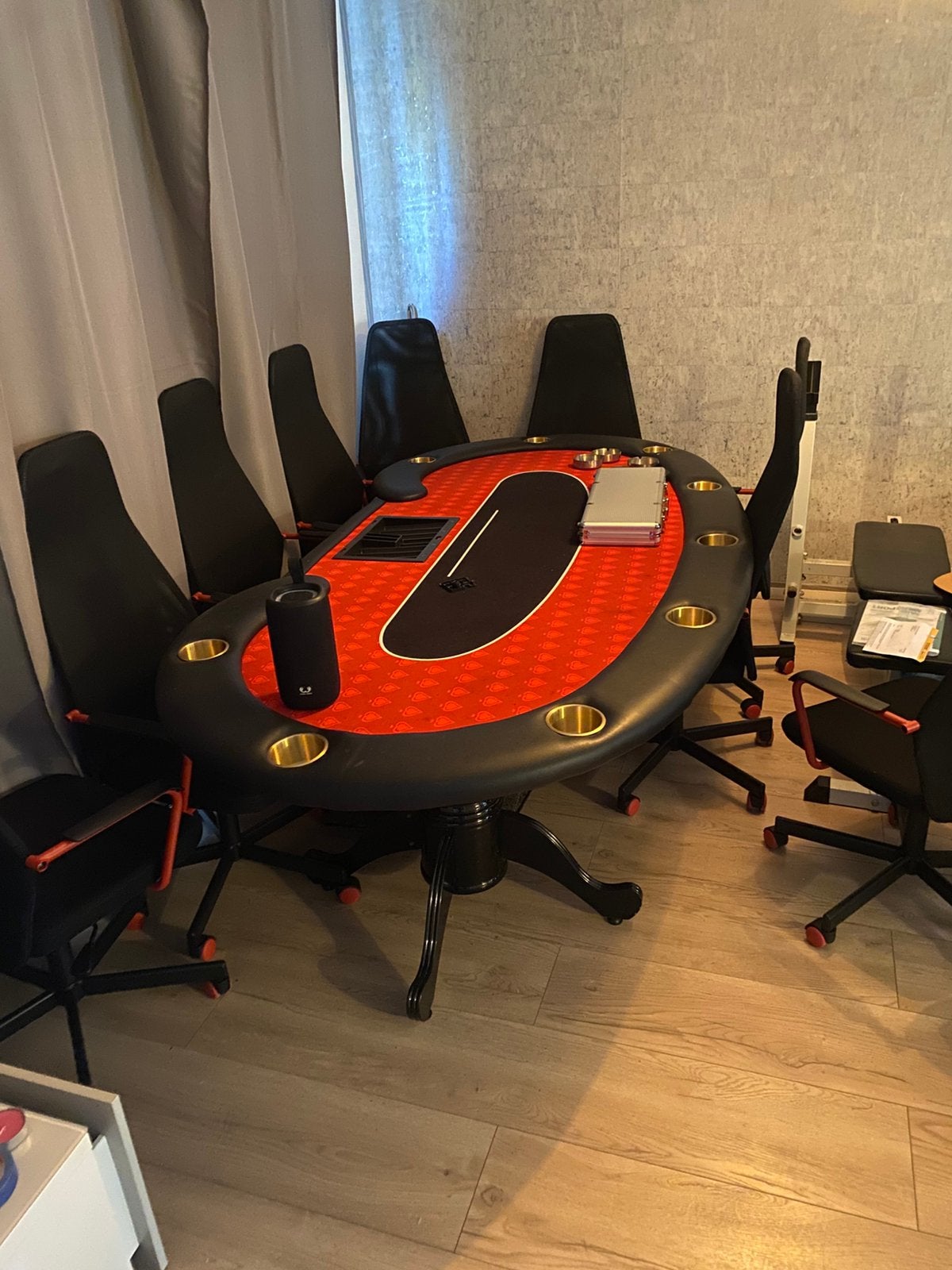 Nieuwe pokertafel, Ophalen