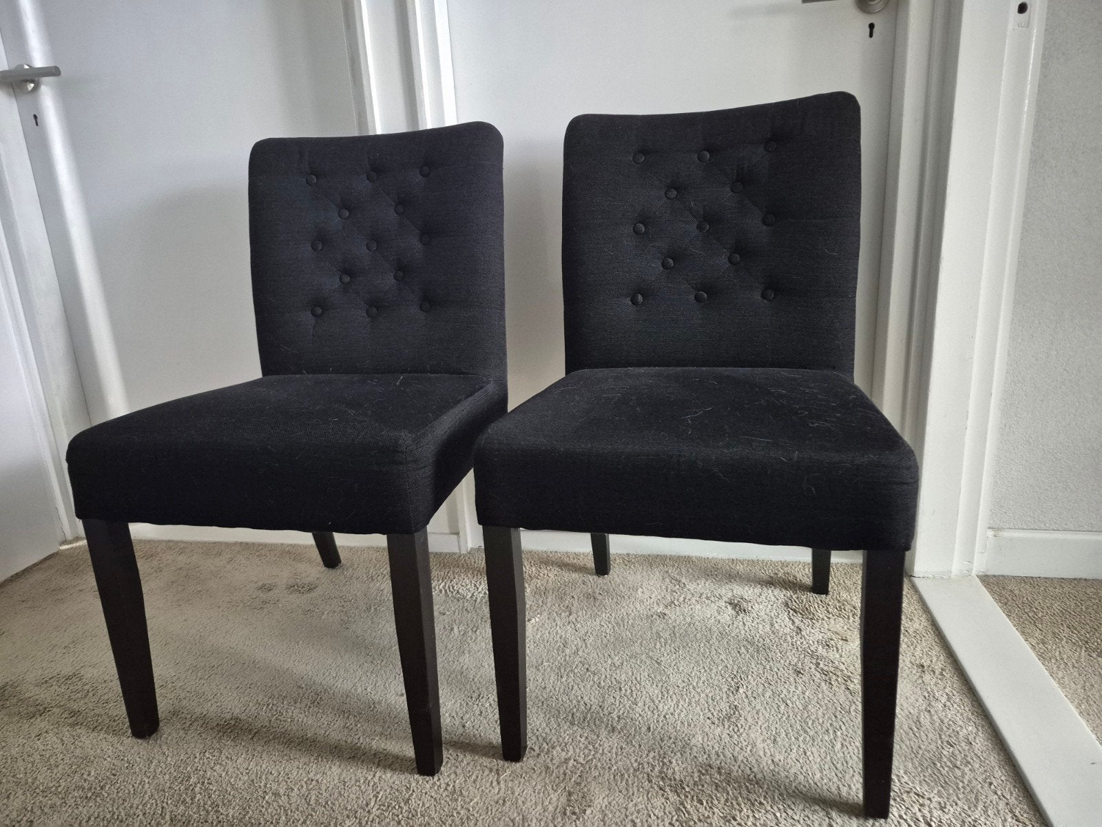 2 zwarte gecapitonneerde eetkamerstoelen, Huis en Inrichting, Stoelen, Ophalen, Gebruikt, Zwart